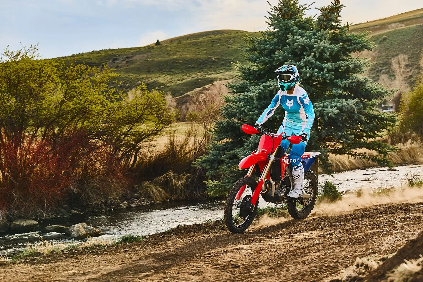 CRF250RX_Action_MY27_11618_rt_medres.jpg