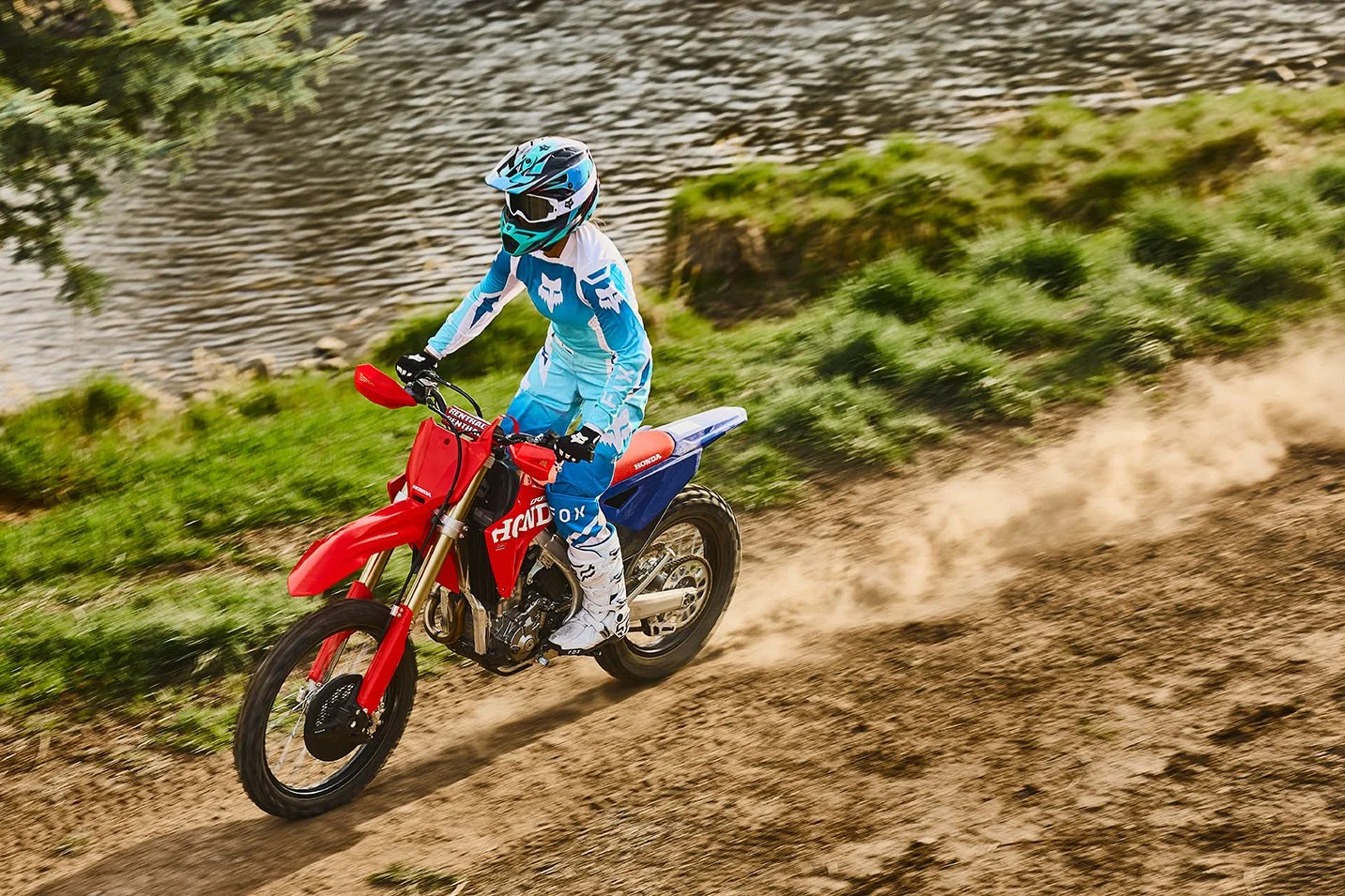 CRF250RX_Action_MY27_12174_rt_medres.jpg