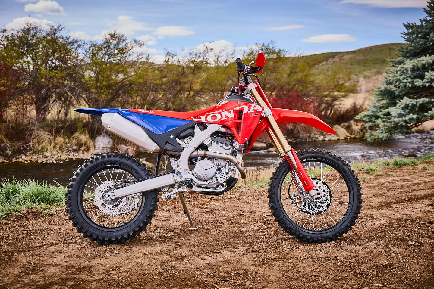 CRF250RX_Beauty_MY27_00044_rt_medres.jpg