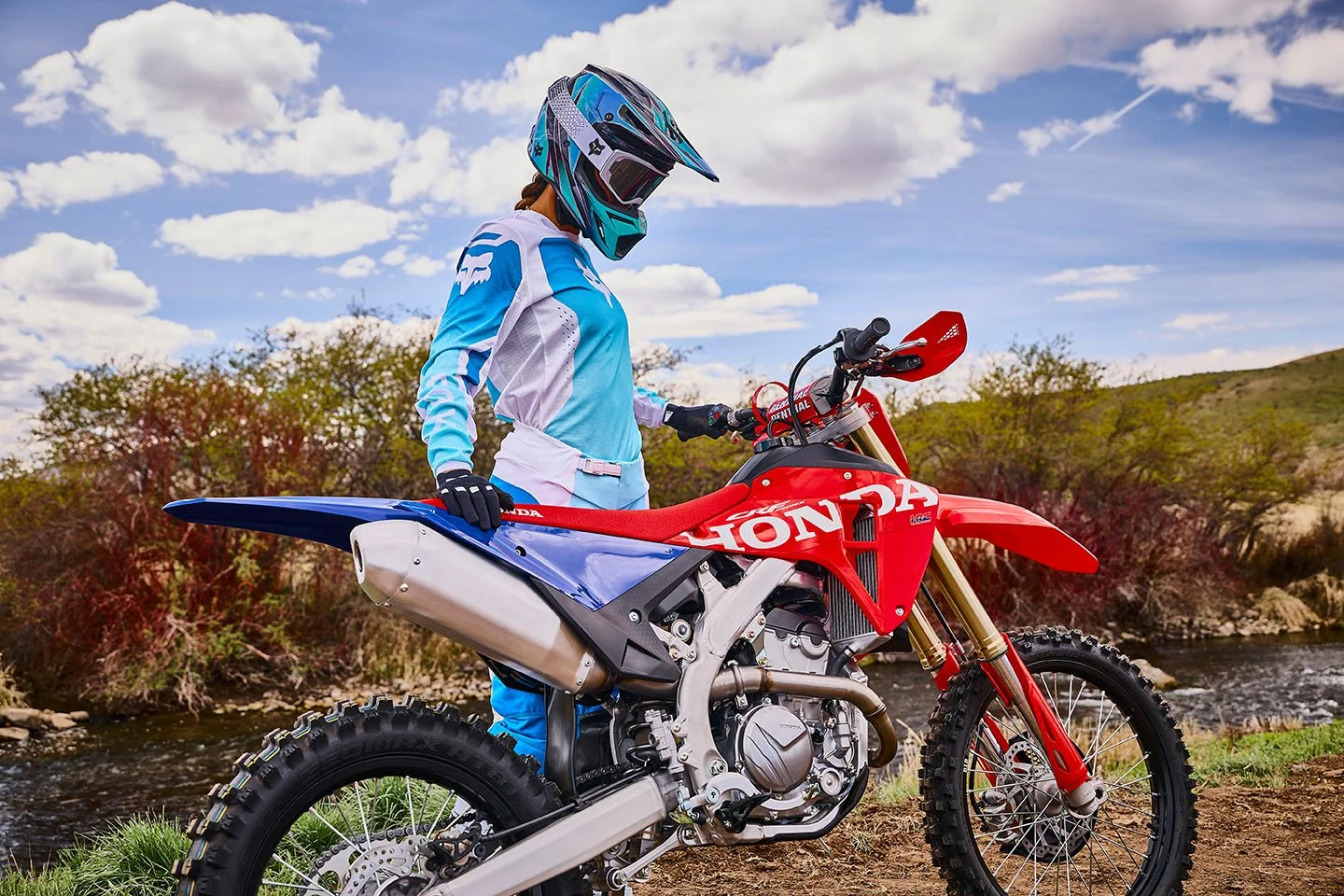 CRF250RX_Lifestyle_MY27_01447_rt_medres.jpg