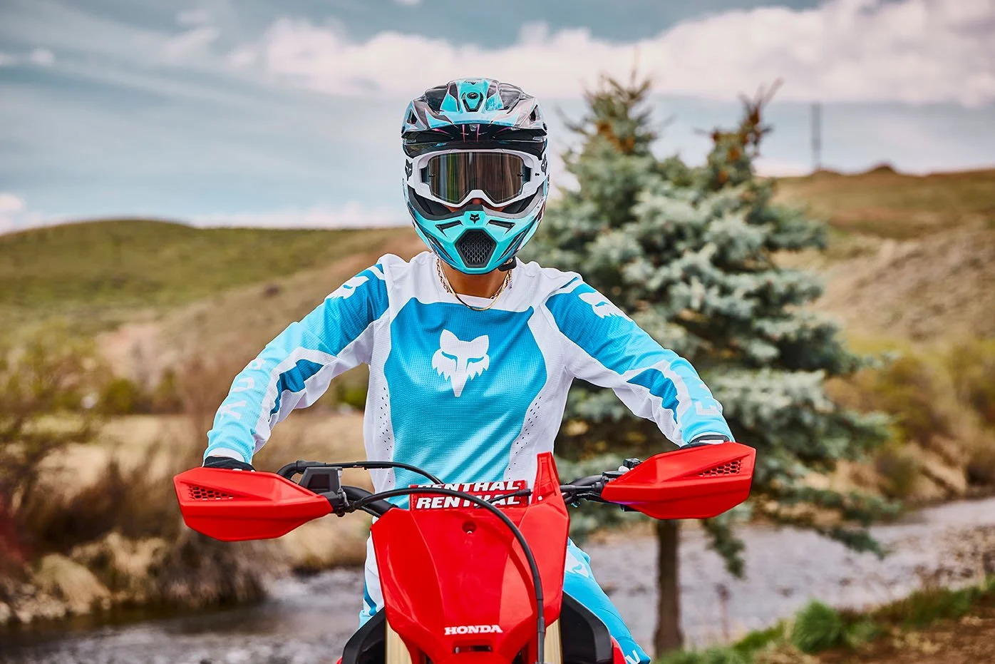 CRF250RX_Lifestyle_MY27_01615_rt_medres.jpg