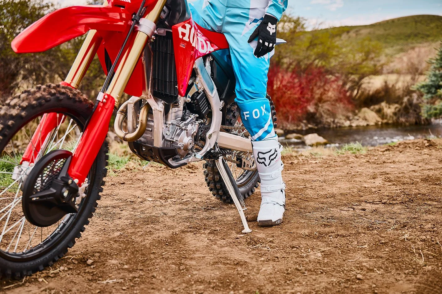 CRF250RX_Lifestyle_MY27_02066_rt_medres.jpg