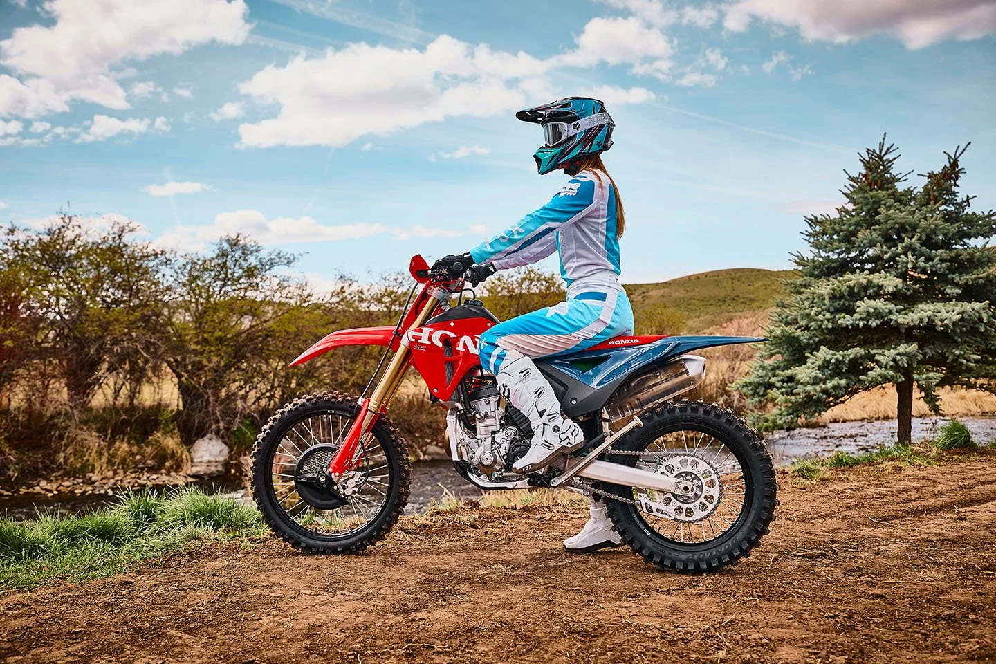 CRF250RX_Lifestyle_MY27_02217_rt_medres.jpg