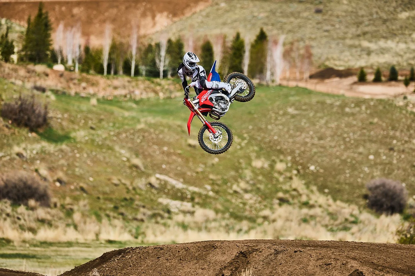 CRF450R_Action_MY27_22381_rt_medres.jpg