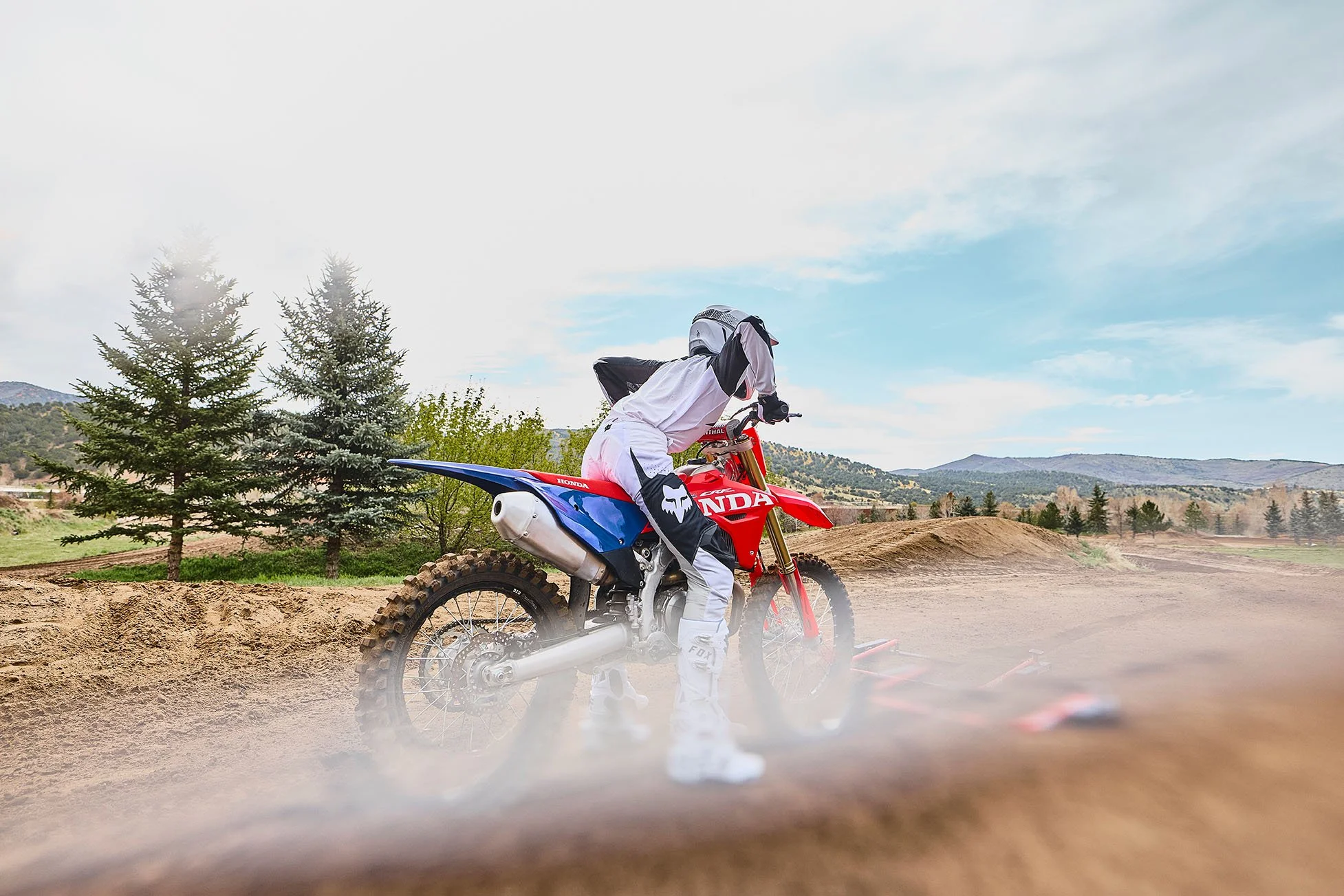 CRF450R_Action_MY27_23315_rt_medres.jpg