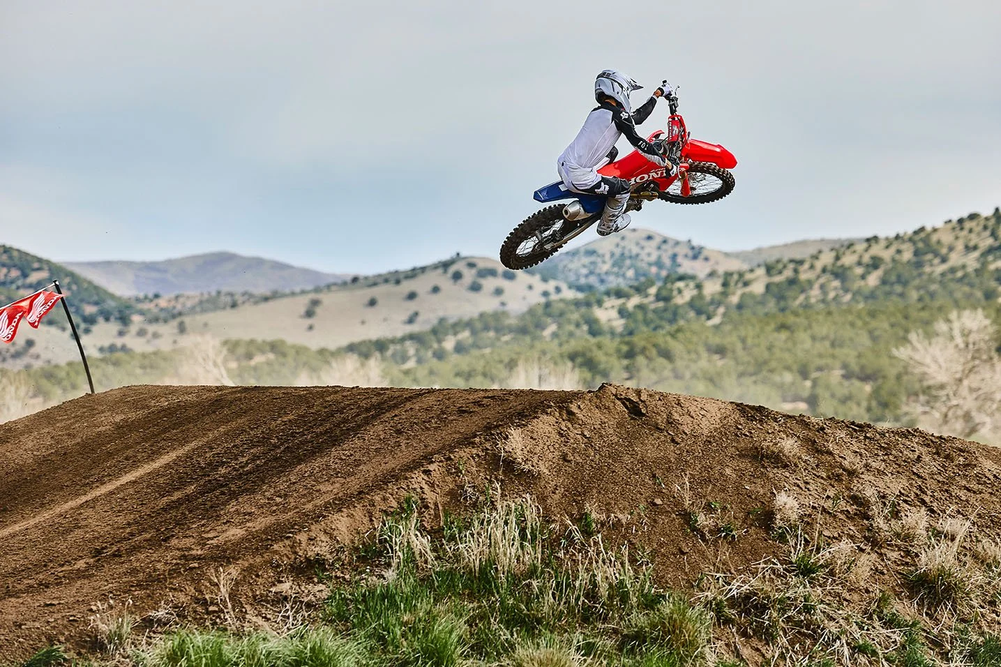 CRF450R_Action_MY27_23672_rt_medres.jpg