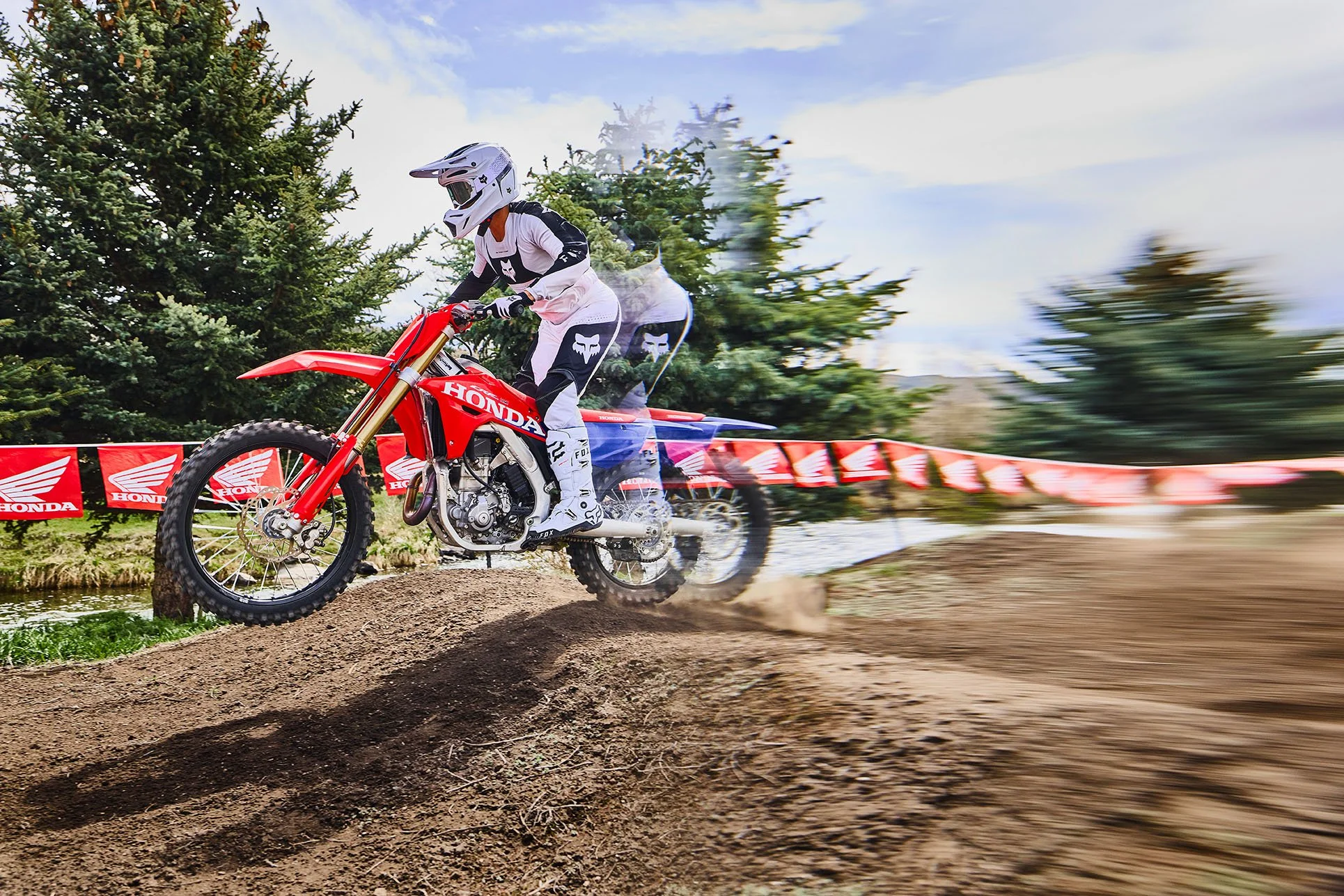 CRF450R_Action_MY27_23961_rt_medres.jpg