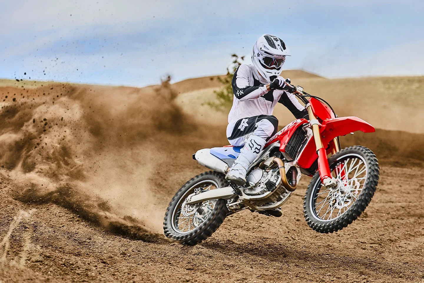 CRF450R_Action_MY27_27969_rt_medres.jpg