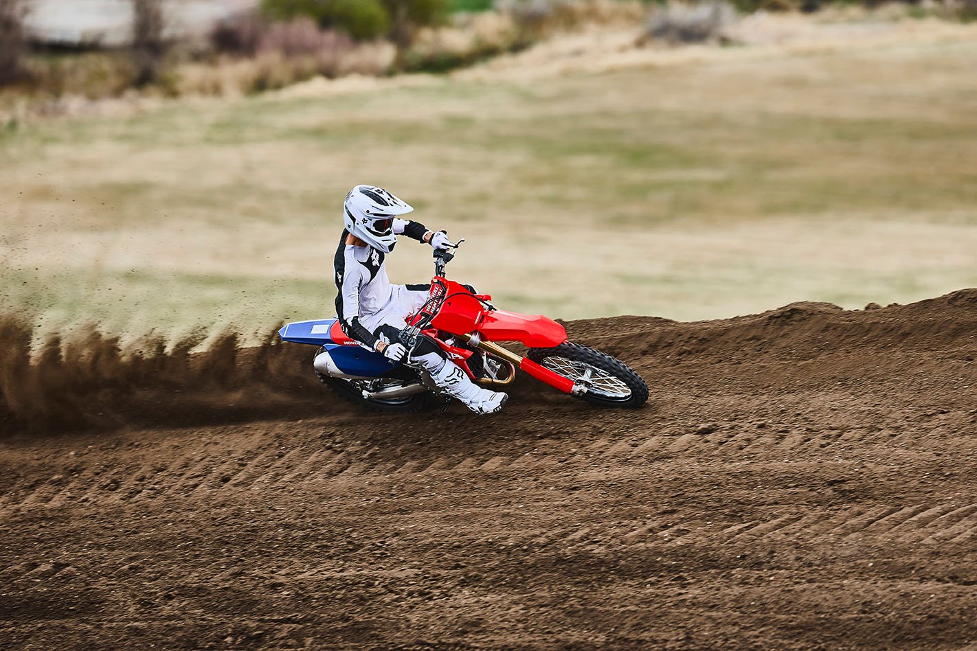 CRF450R_Action_MY27_28052_rt_medres.jpg