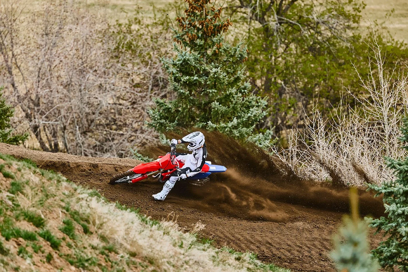 CRF450R_Action_MY27_29307_rt_medres.jpg