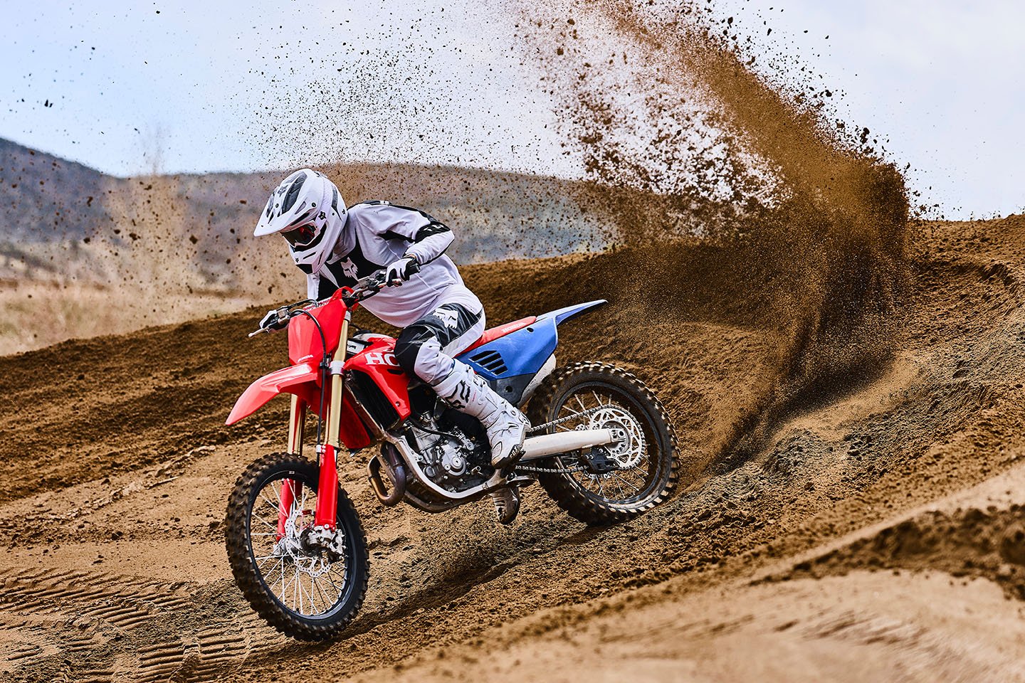 CRF450R_Action_MY27_37405_rt_medres.jpg