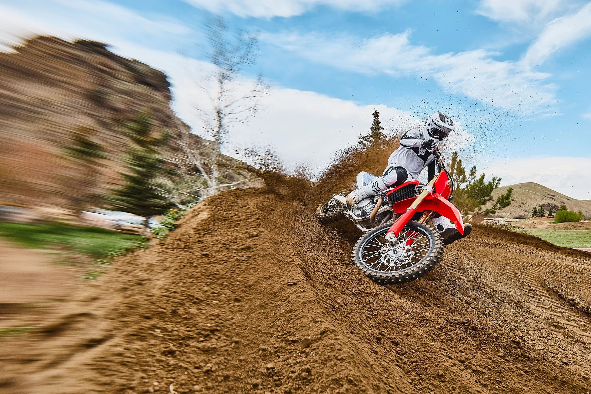 CRF450R_Action_MY27_38010_rt_medres.jpg
