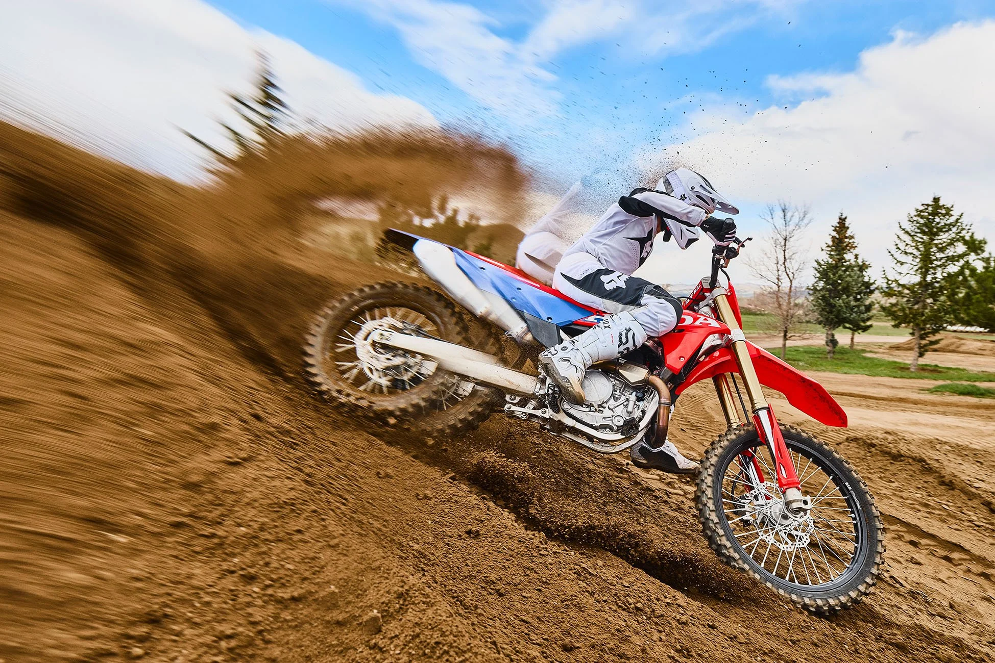 CRF450R_Action_MY27_38036_rt_medres.jpg