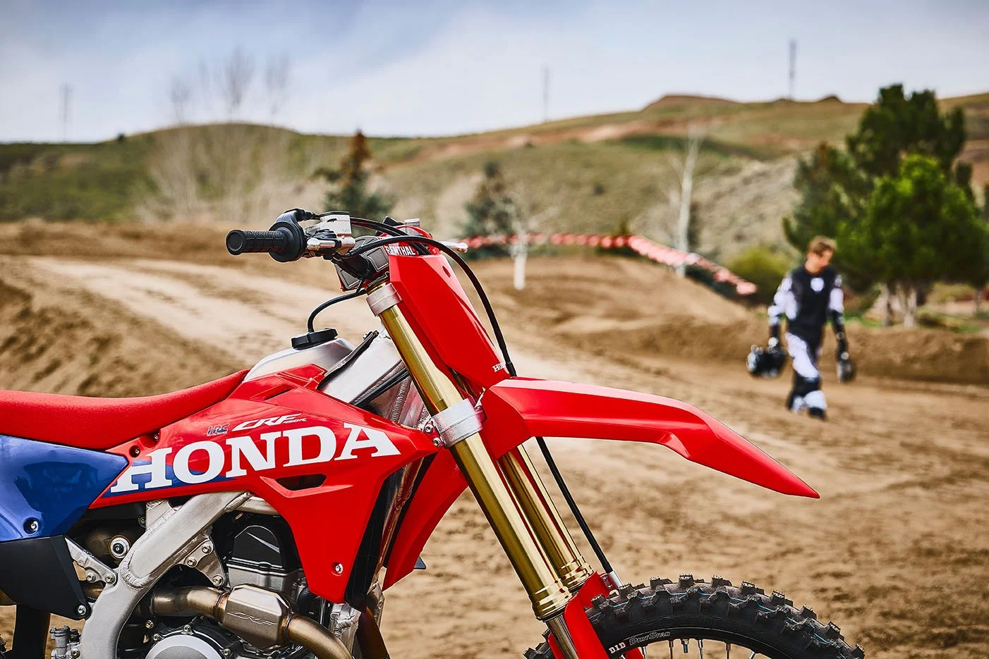 CRF450R_Lifestyle_MY27_01940_rt_medres.jpg