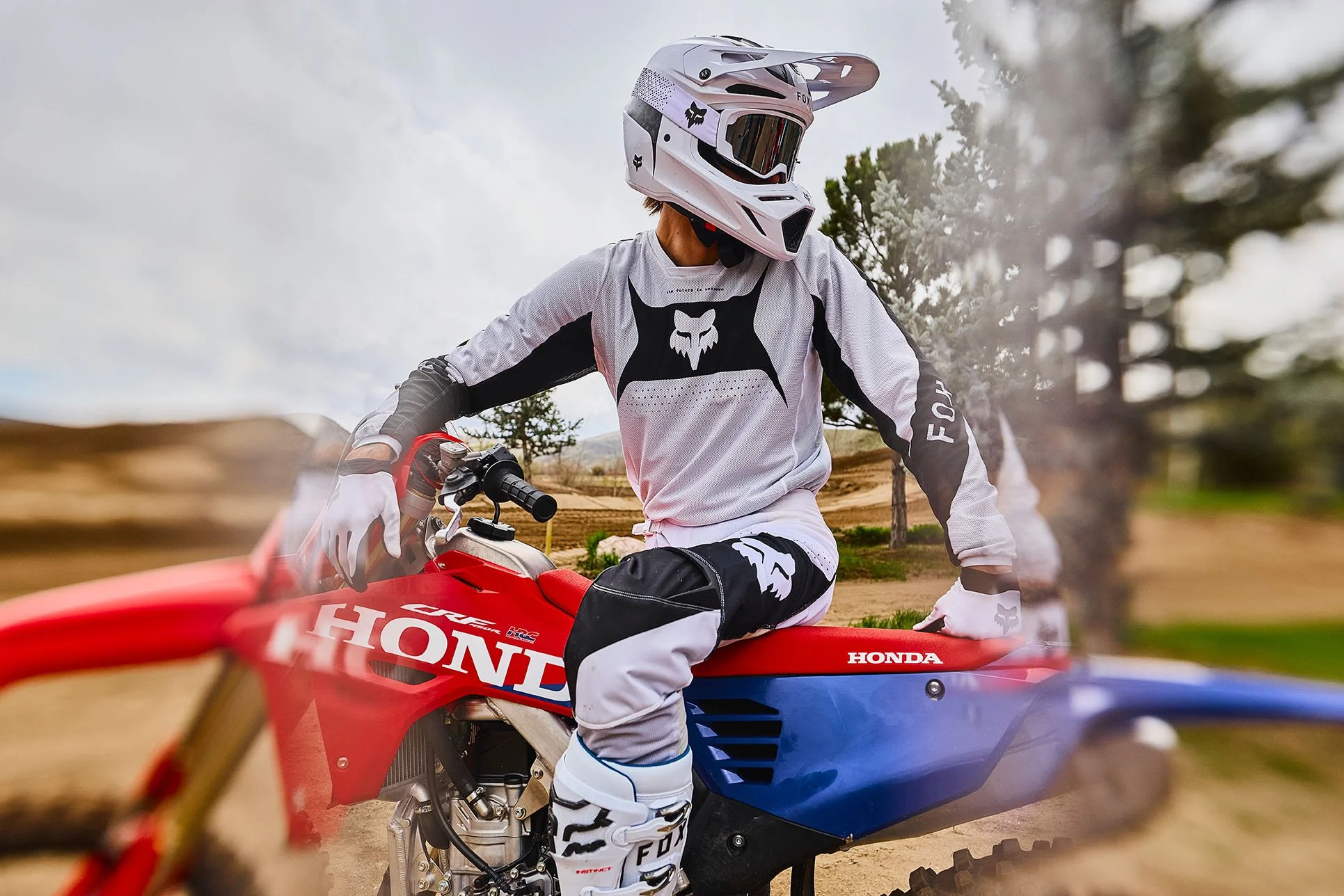 CRF450R_Lifestyle_MY27_38141_rt_medres.jpg