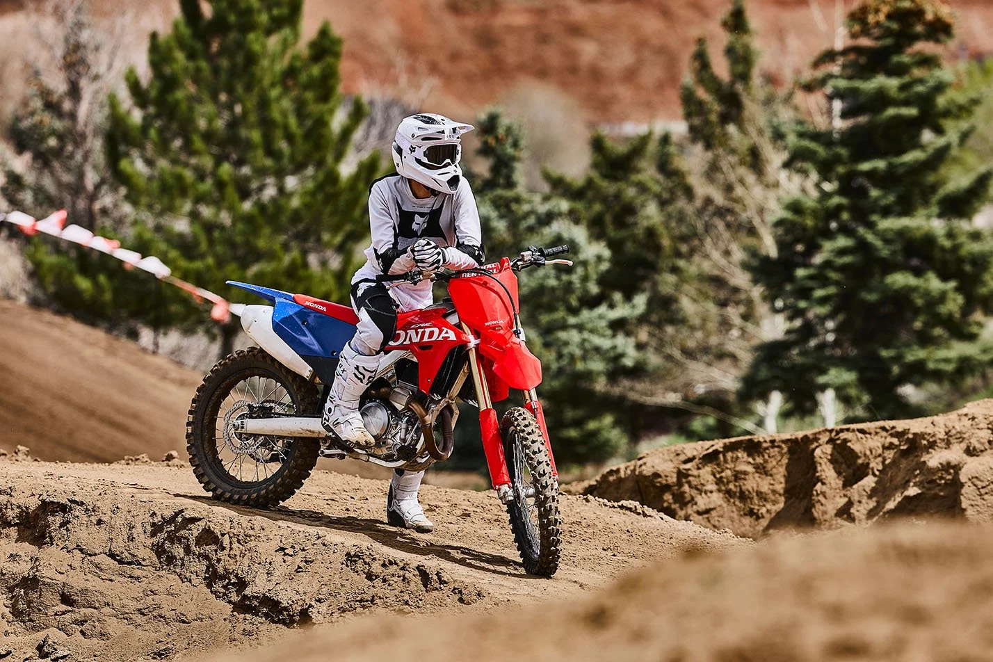 CRF450R_Lifestyle_MY27_38220_rt_medres.jpg