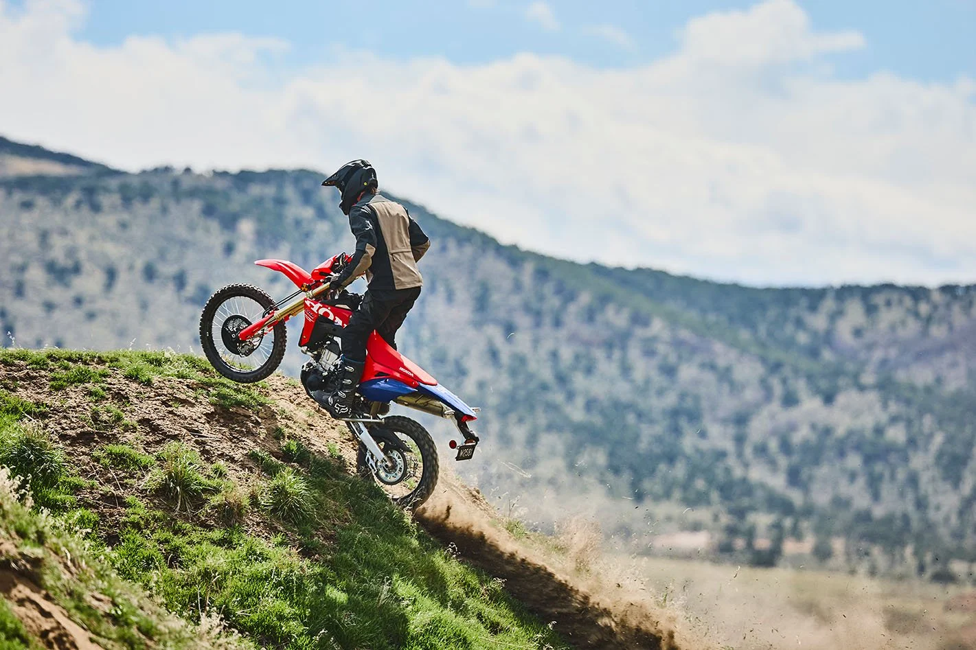 CRF450RL_Action_MY27_03311_rt_medres.jpg