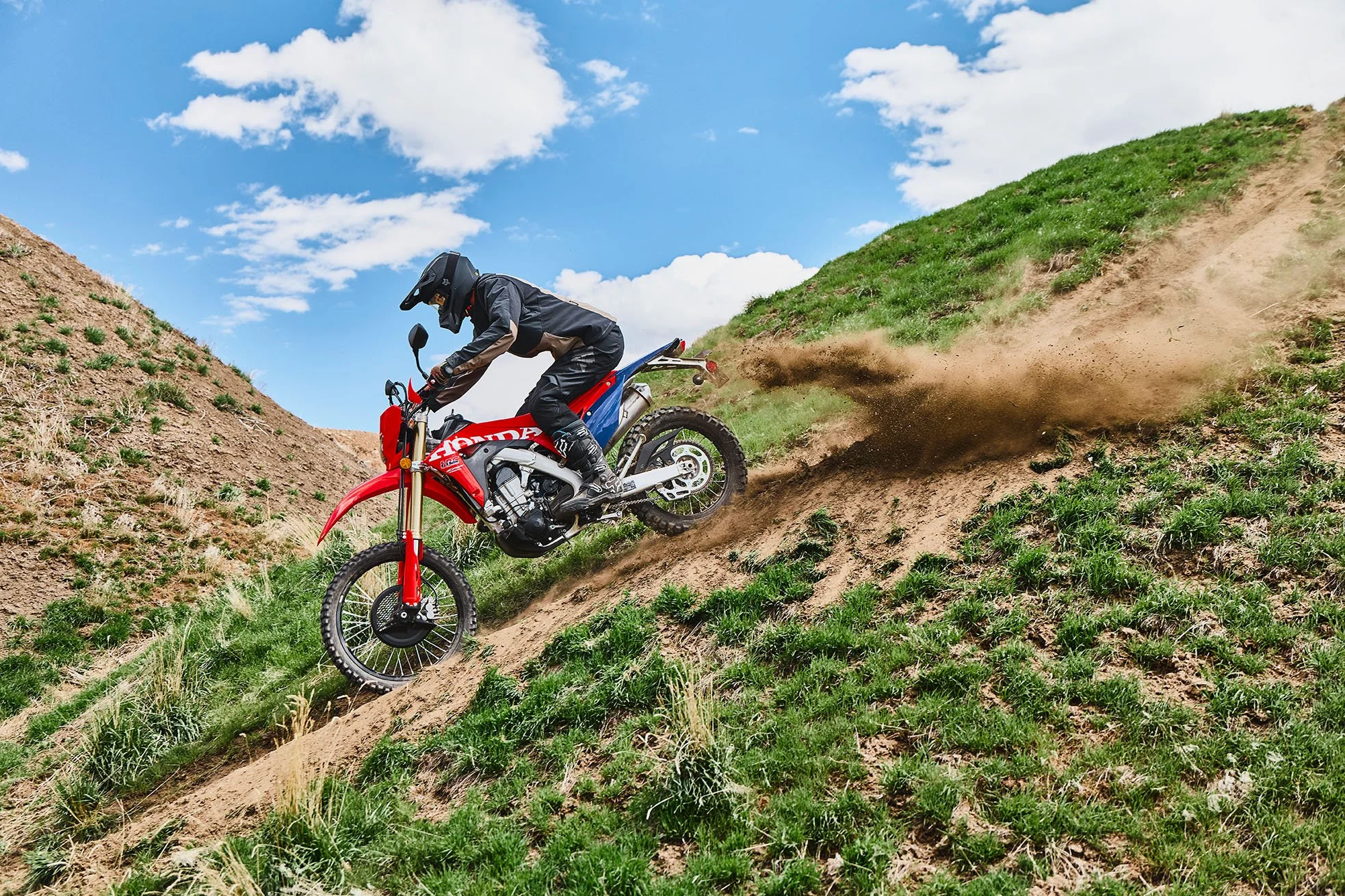 CRF450RL_Action_MY27_03342_rt_medres.jpg