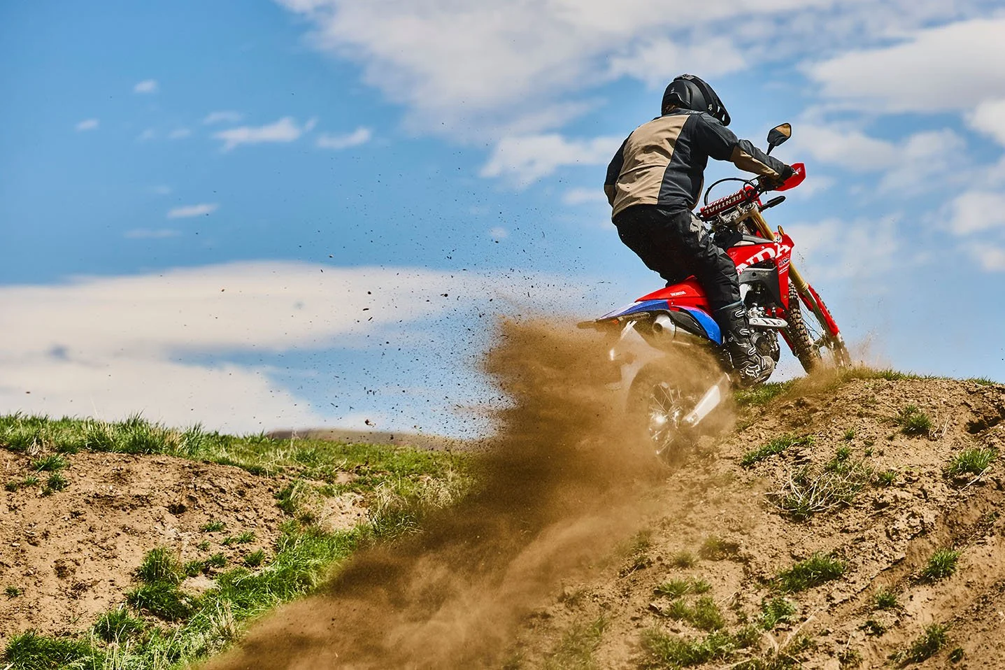CRF450RL_Action_MY27_03397_rt_medres.jpg