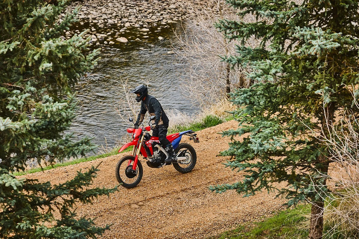 CRF450RL_Action_MY27_03411_rt_medres.jpg