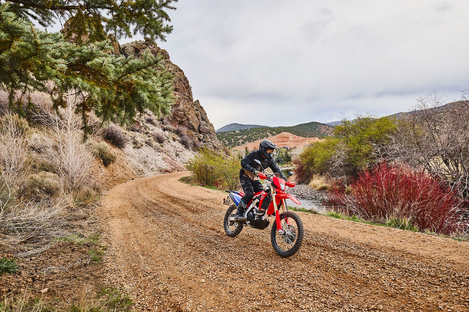 CRF450RL_Action_MY27_03660_rt_medres.jpg