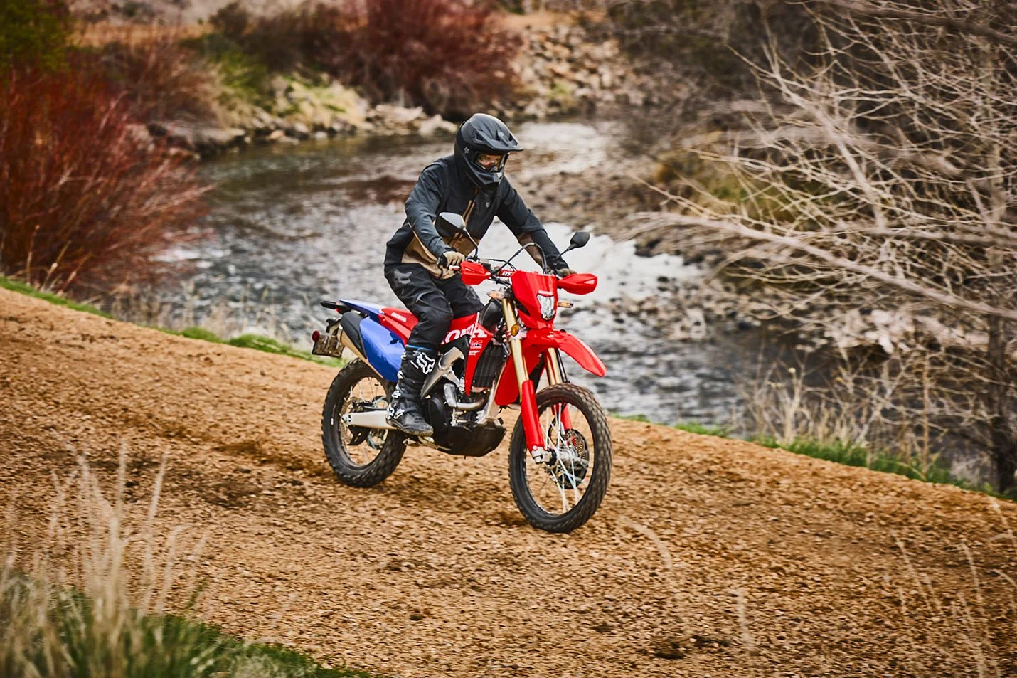 CRF450RL_Action_MY27_03896_rt_medres.jpg