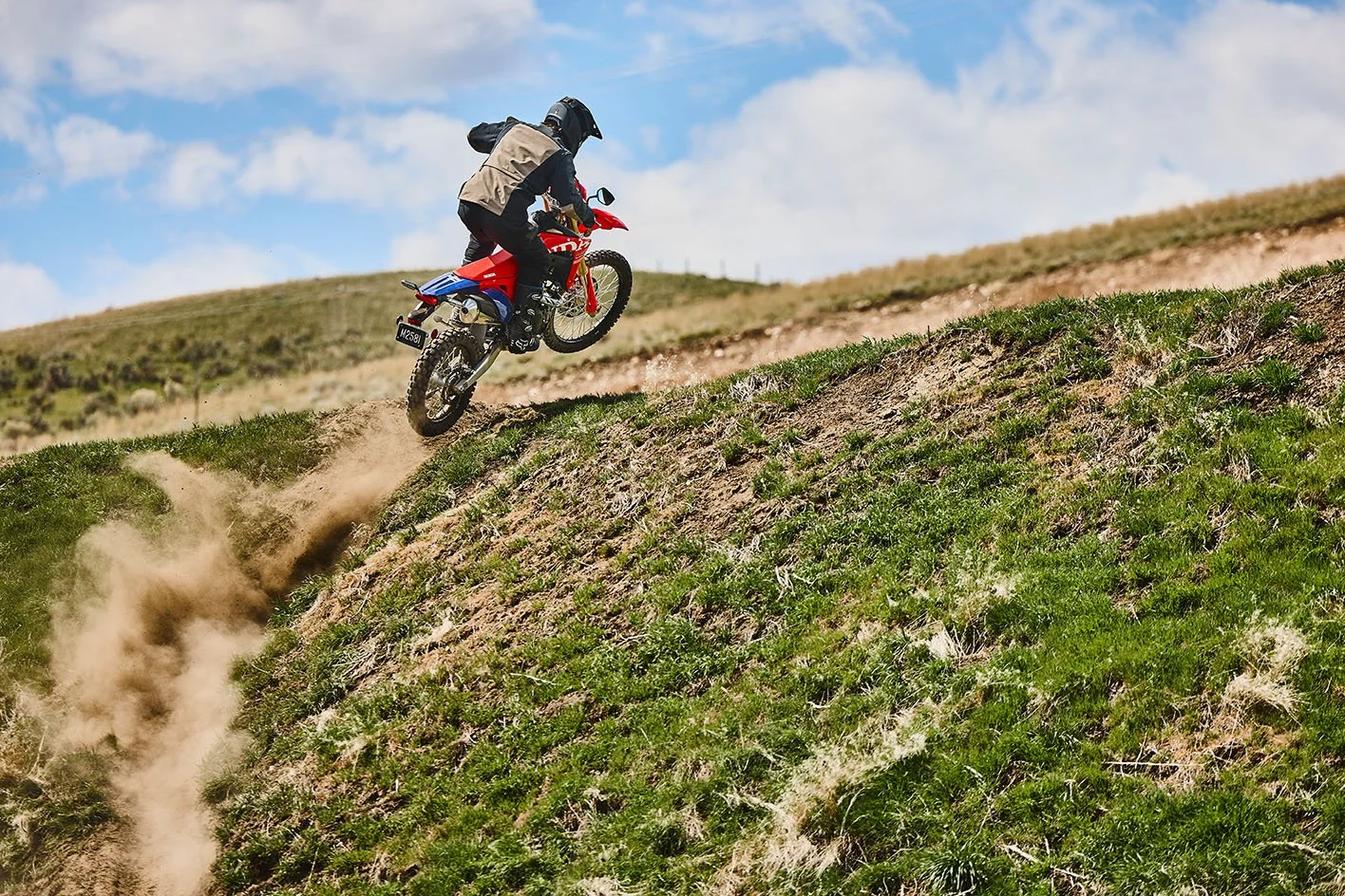 CRF450RL_Action_MY27_04927_rt_medres.jpg