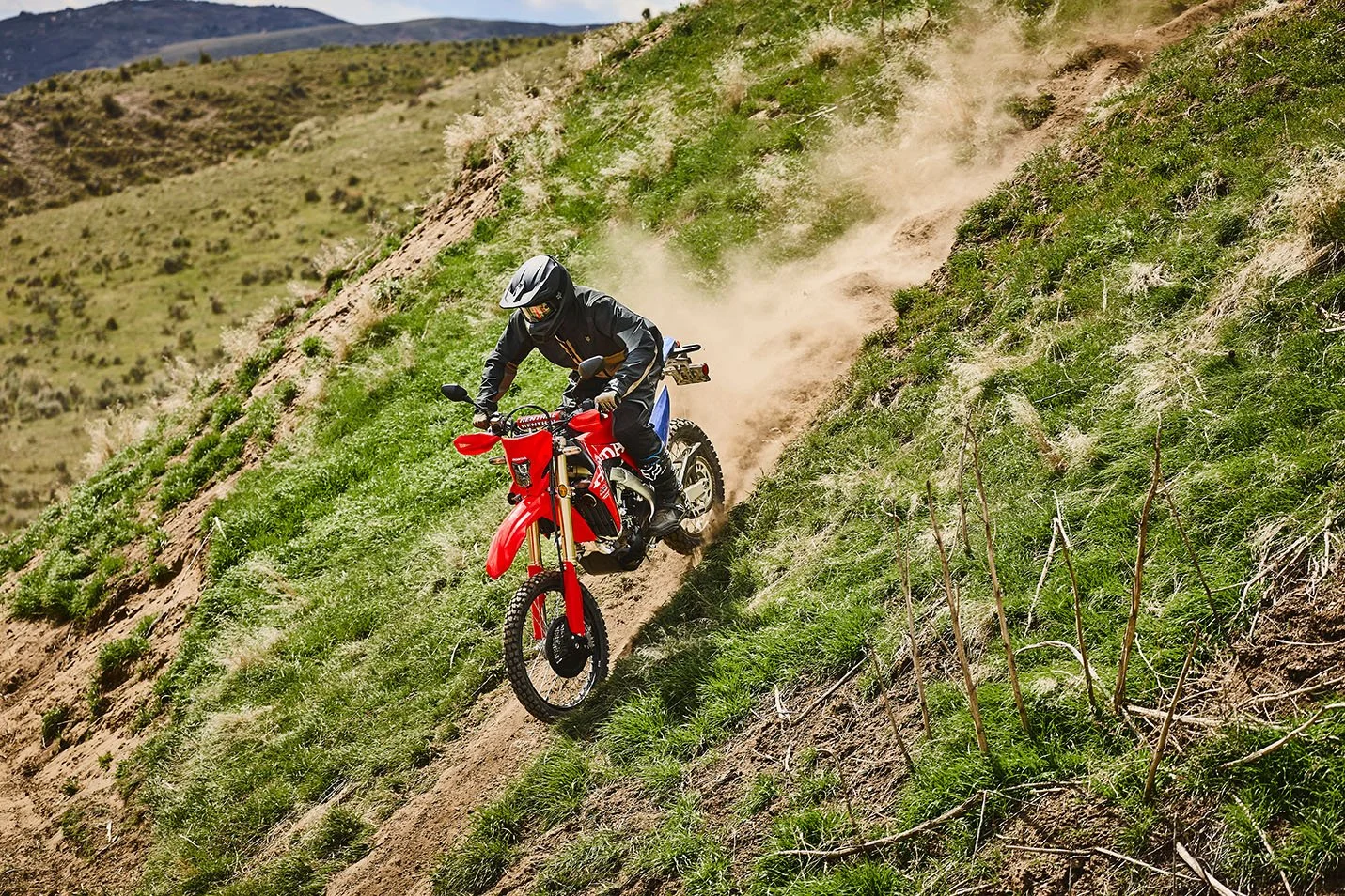 CRF450RL_Action_MY27_05015_rt_medres.jpg