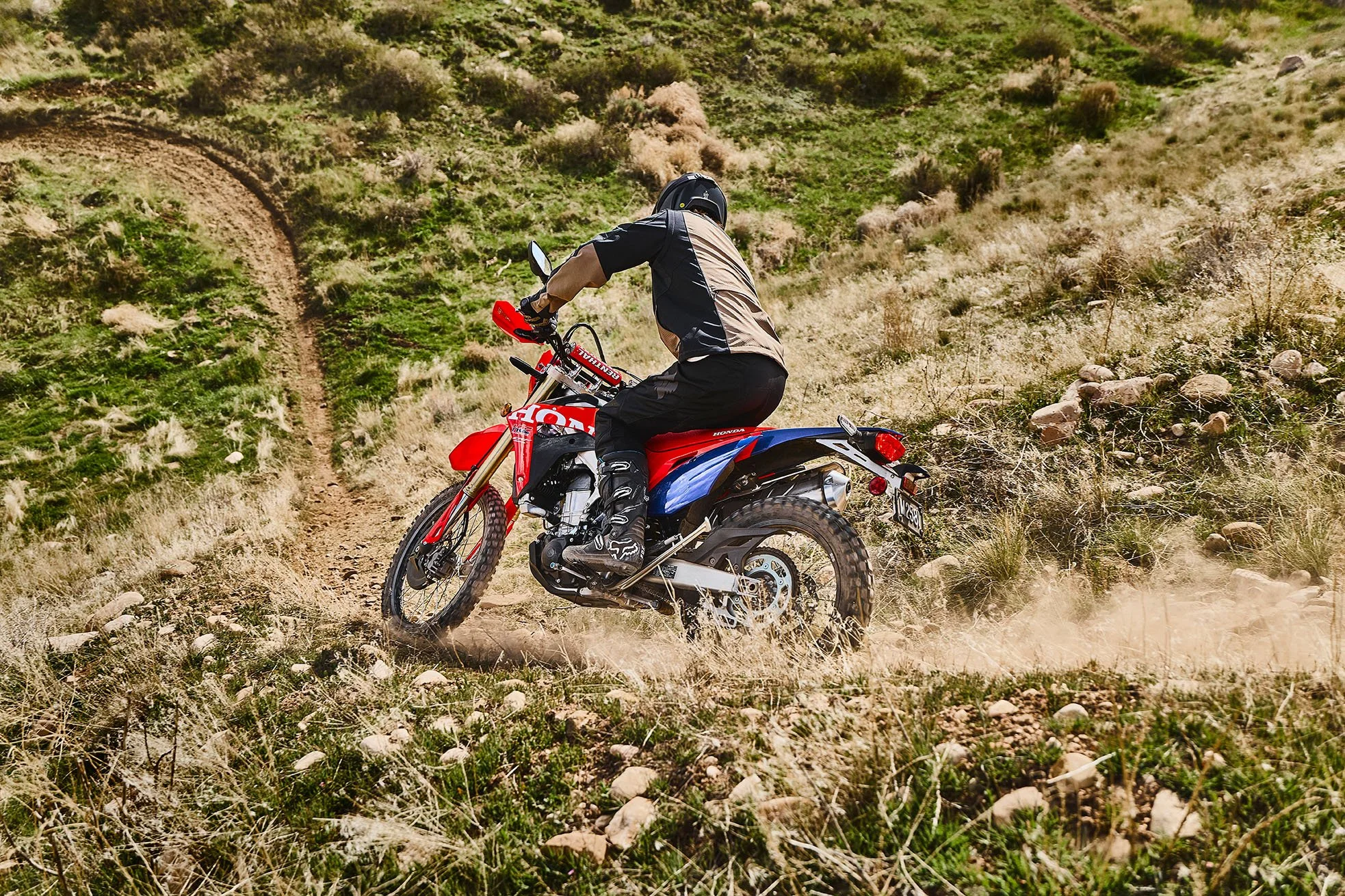 CRF450RL_Action_MY27_09632_rt_medres.jpg