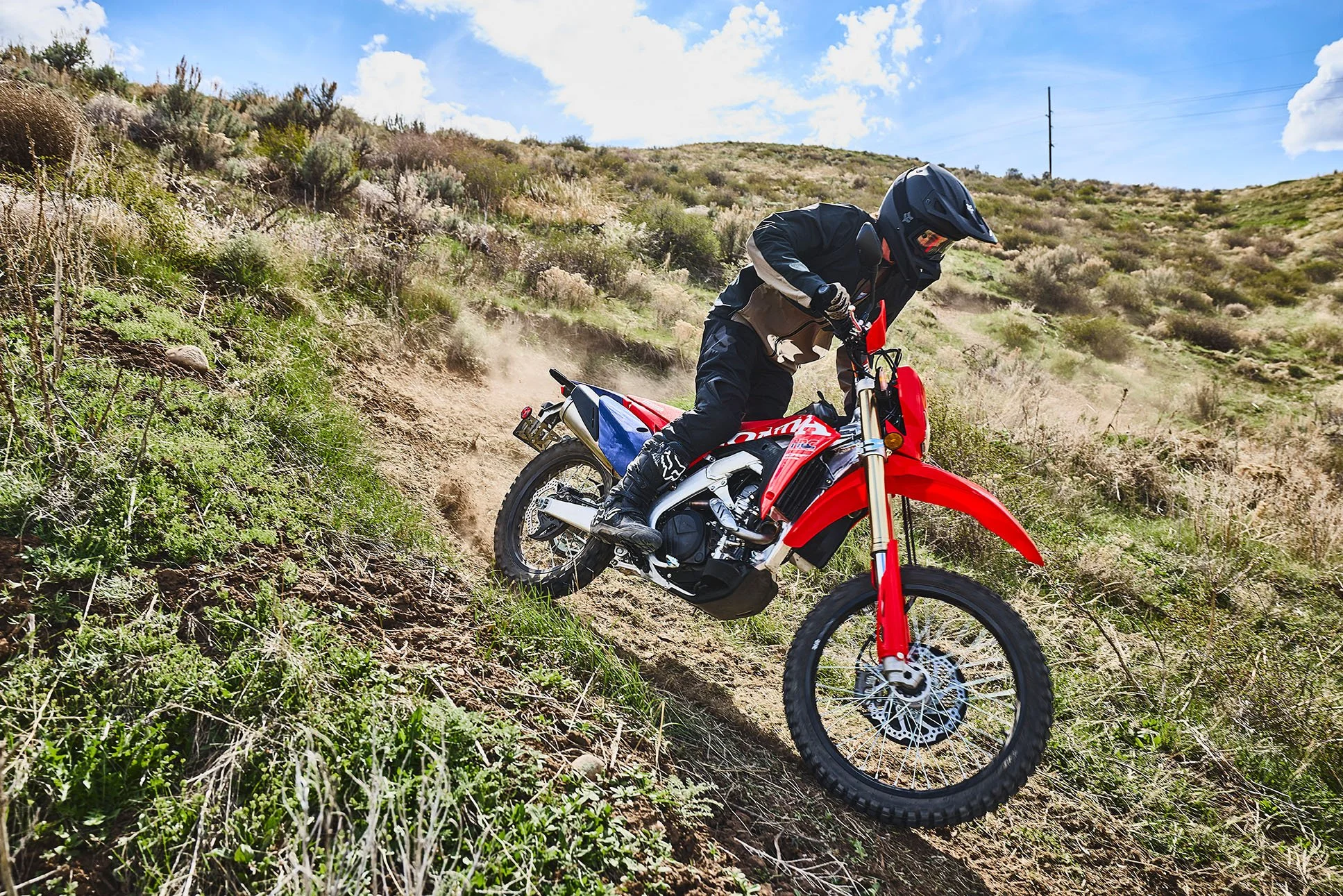 CRF450RL_Action_MY27_09829_rt_medres.jpg