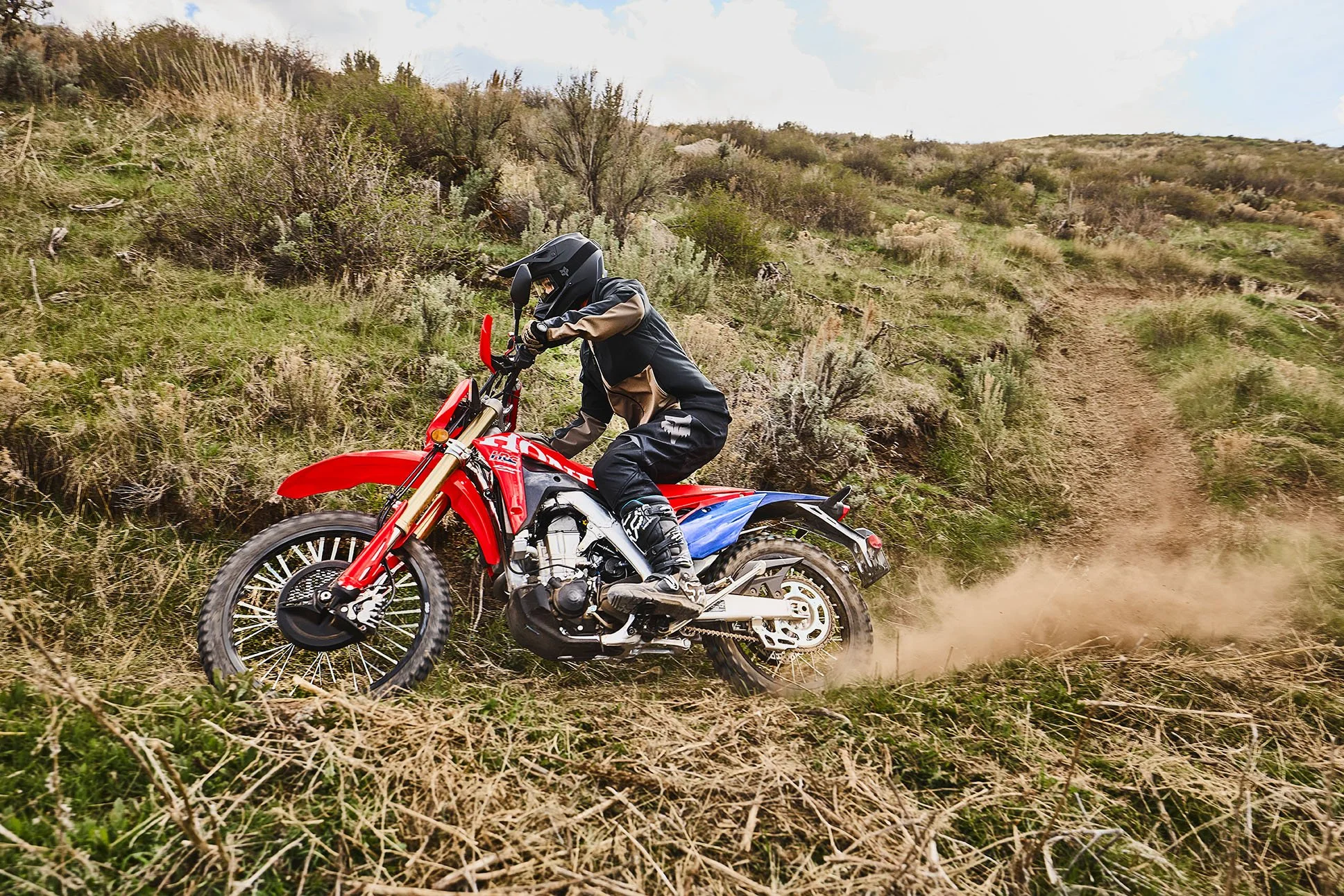 CRF450RL_Action_MY27_09846_rt_medres.jpg