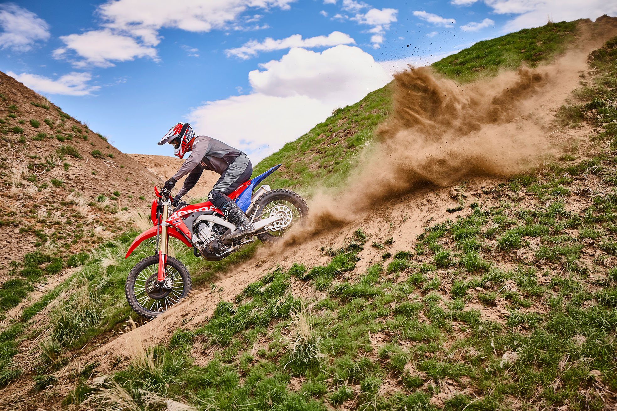 CRF450X_Action_MY27_05943_rt_medres.jpg