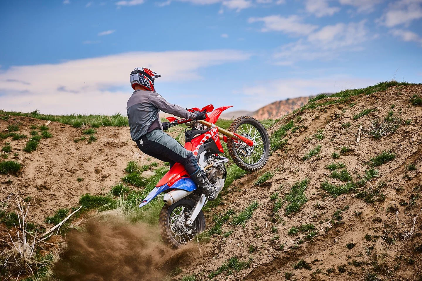 CRF450X_Action_MY27_05964_rt_medres.jpg
