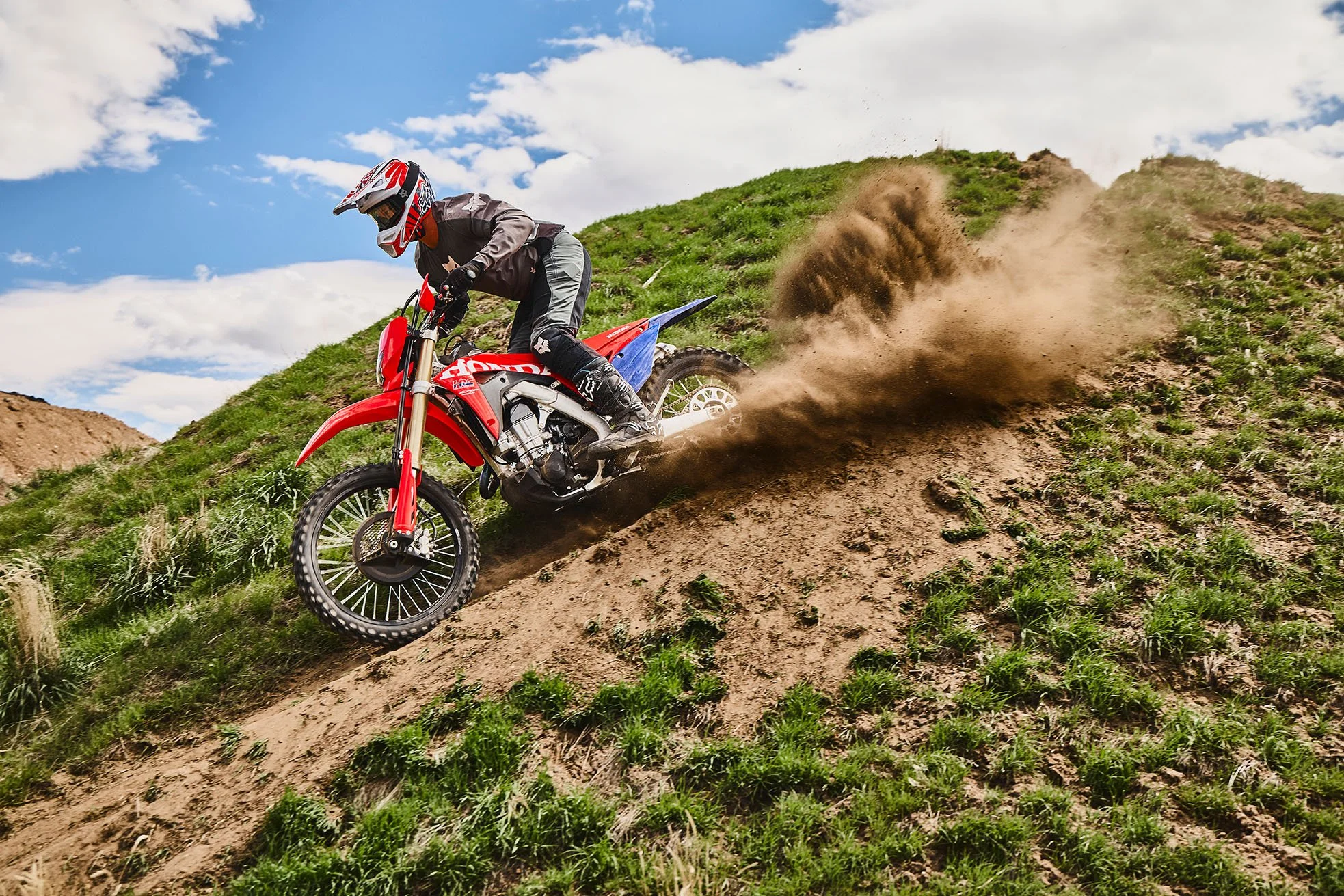 CRF450X_Action_MY27_05996_rt_medres.jpg