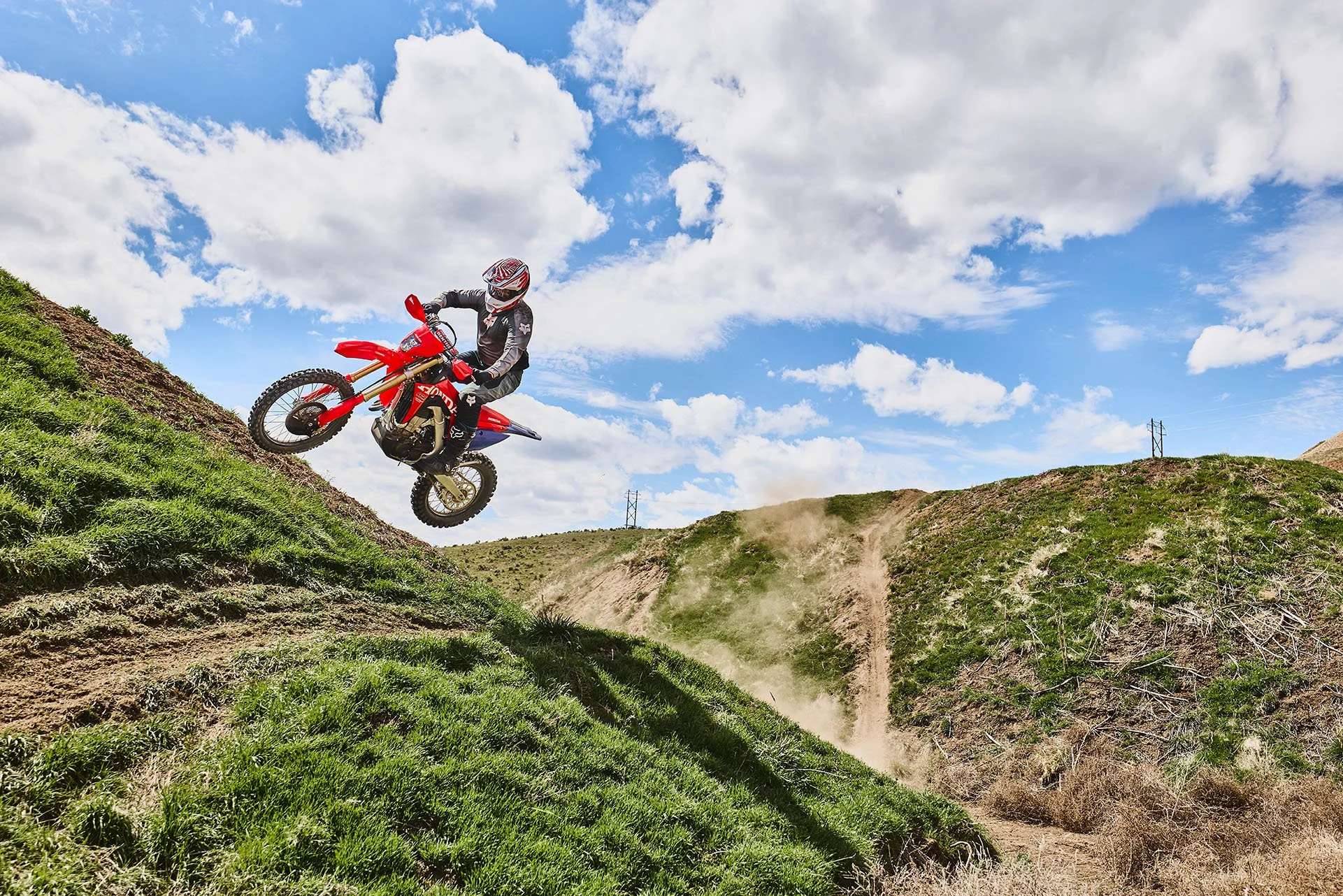CRF450X_Action_MY27_07481_rt_medres.jpg