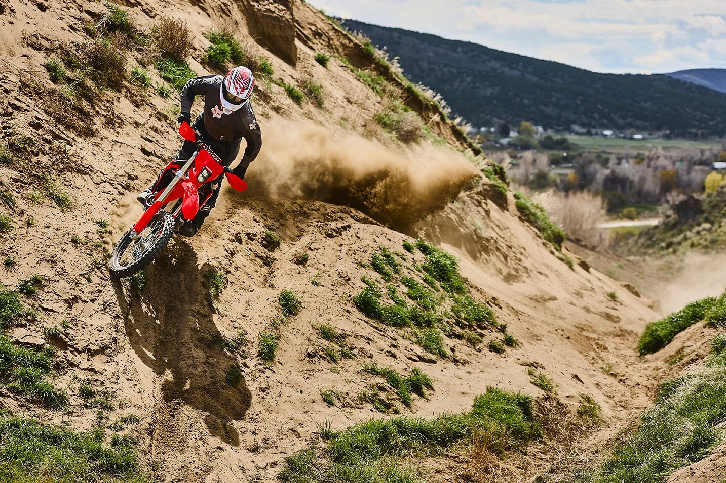 CRF450X_Action_MY27_07845_rt_medres.jpg