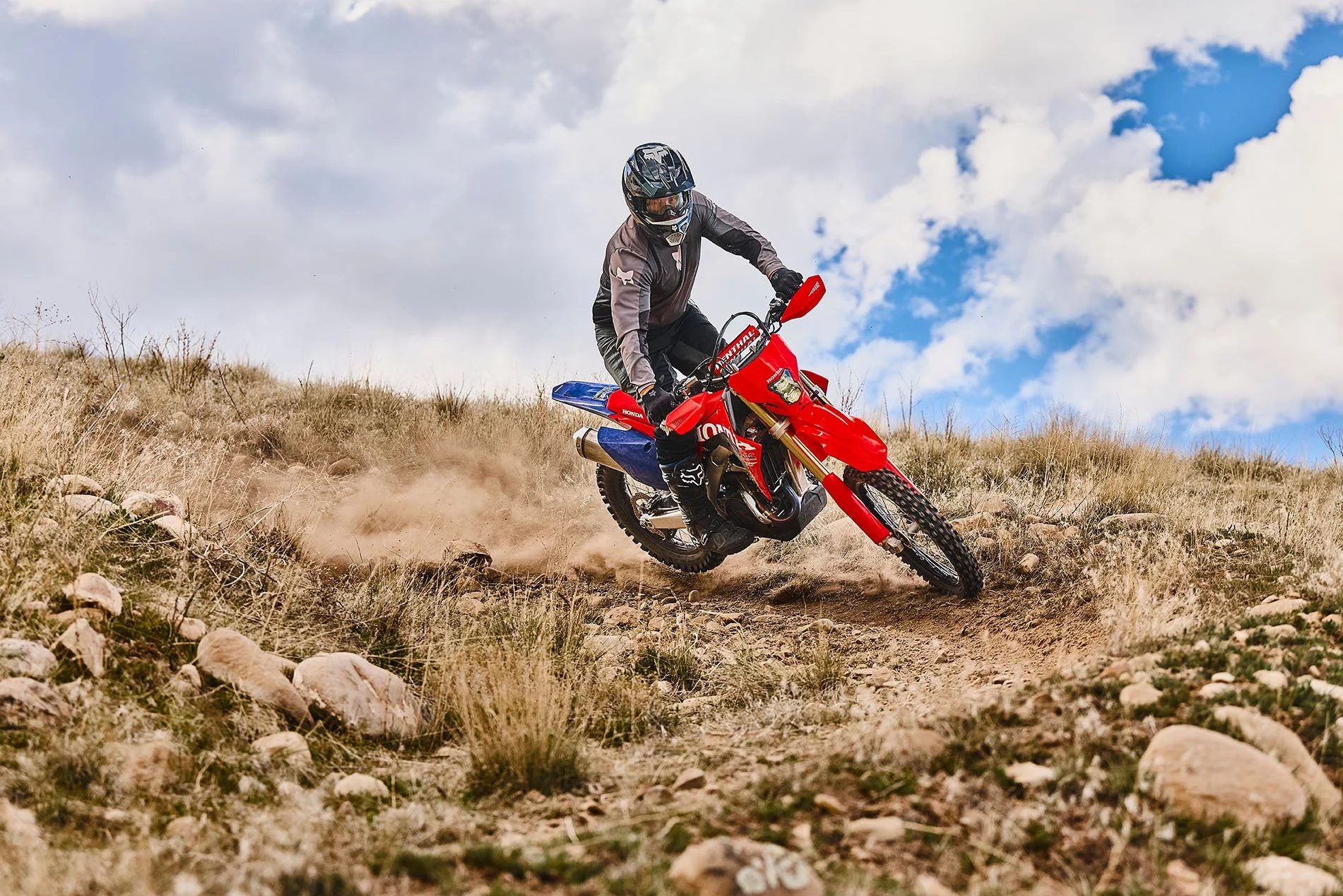 CRF450X_Action_MY27_10314_rt_medres.jpg