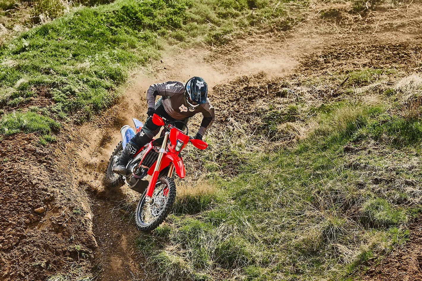 CRF450X_Action_MY27_10611_rt_medres.jpg