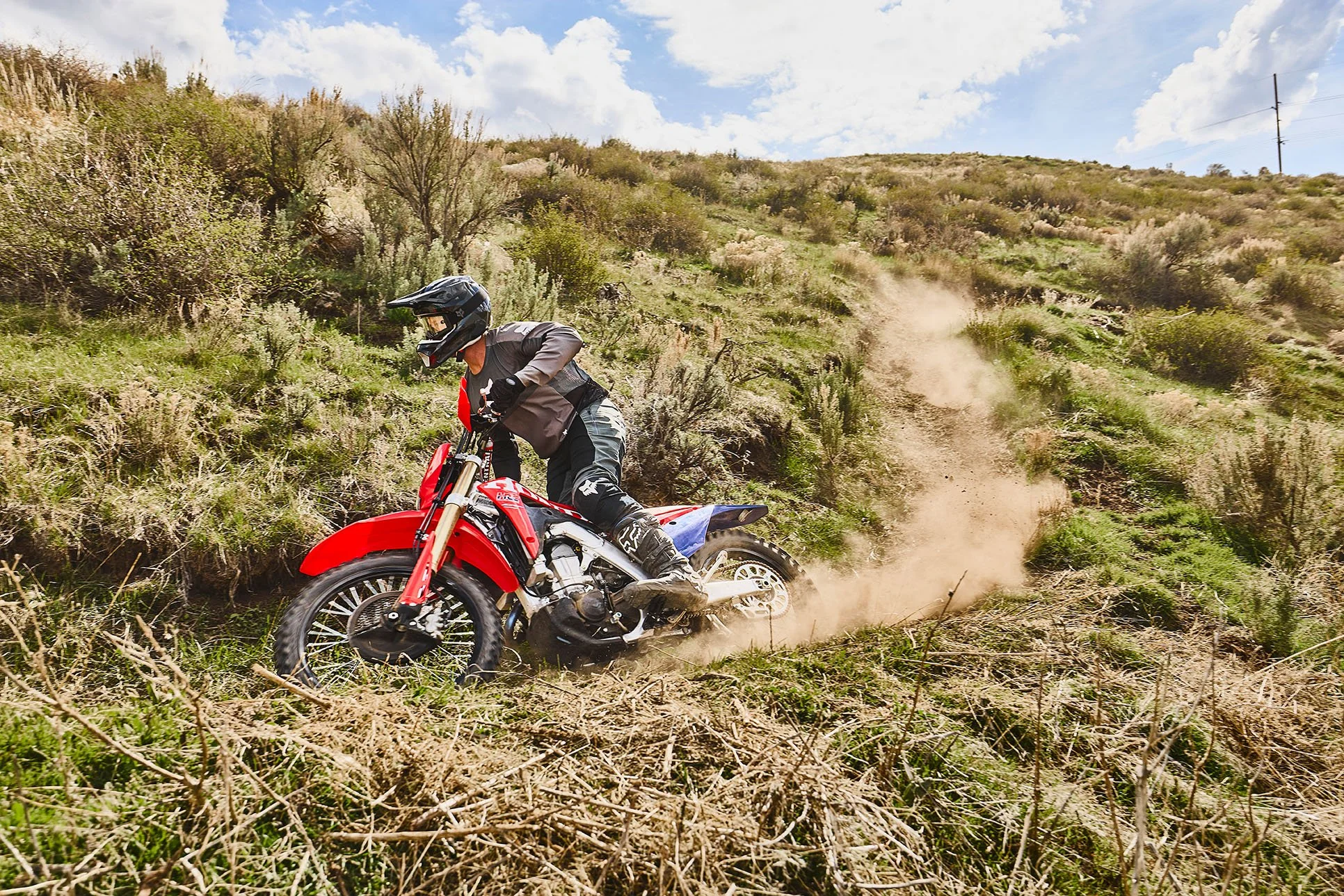 CRF450X_Action_MY27_10687_rt_medres.jpg