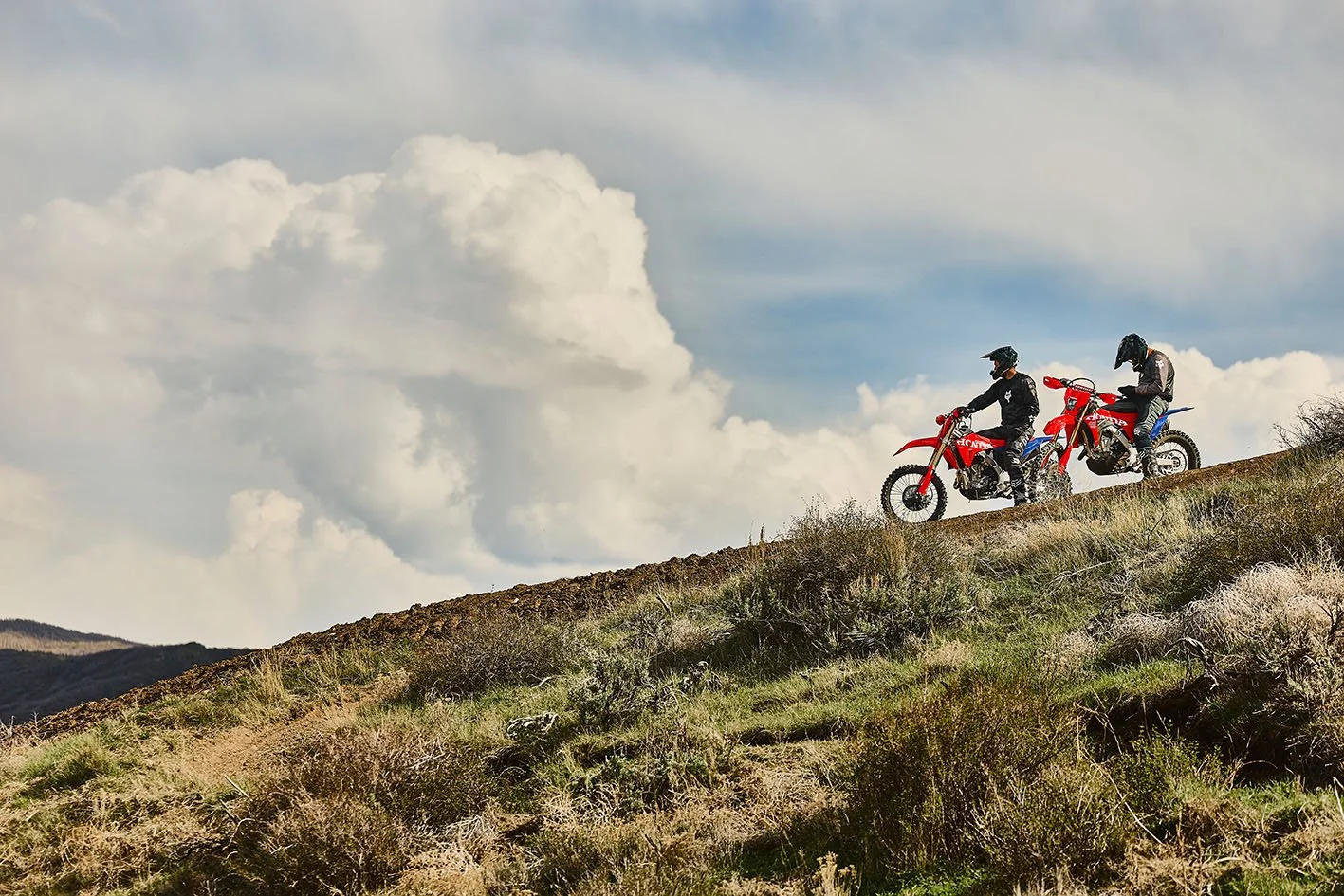CRF450X_Action_MY27_10779_rt_medres.jpg