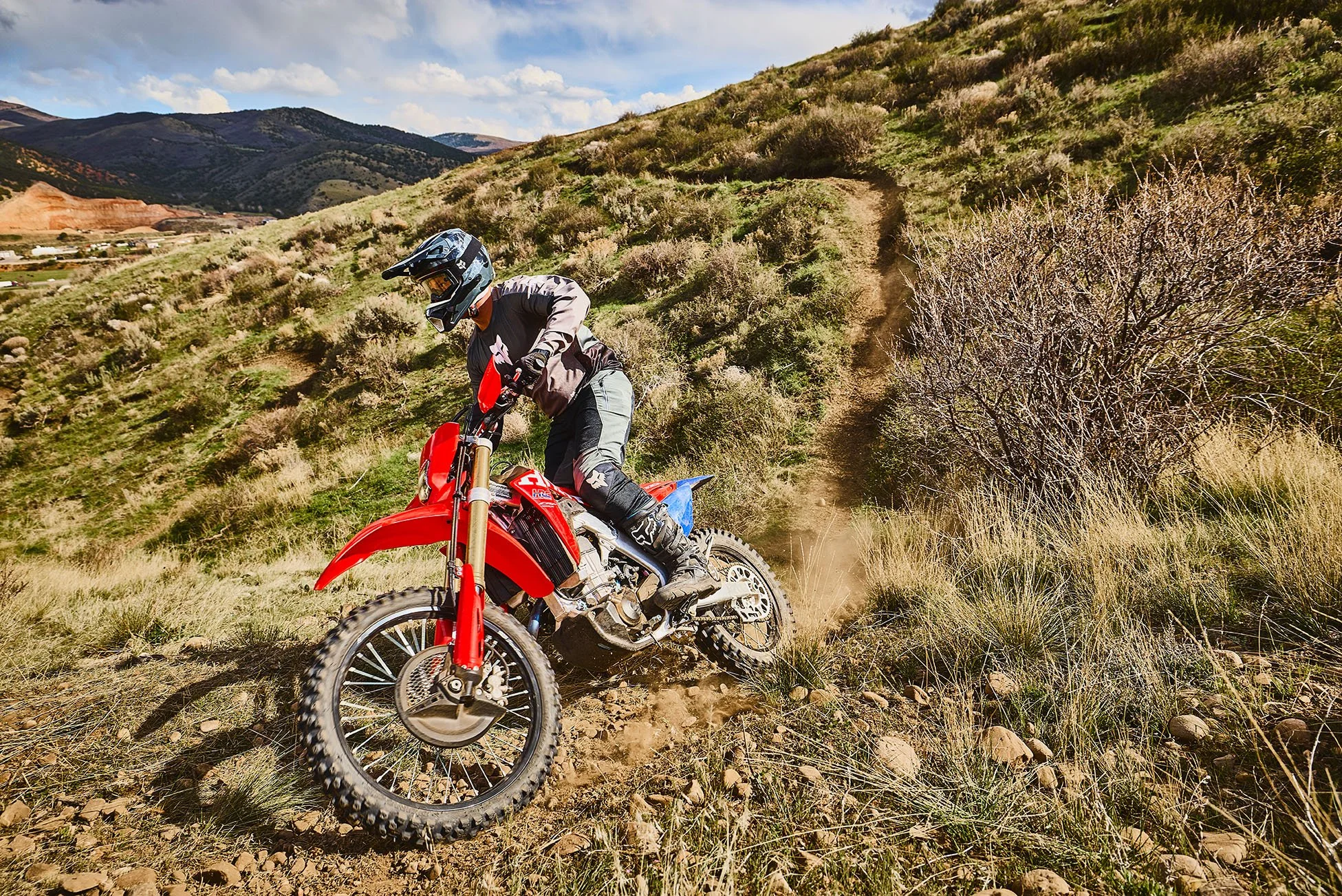 CRF450X_Action_MY27_10837_rt_medres.jpg