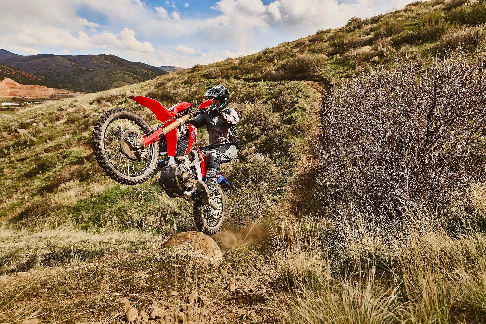 CRF450X_Action_MY27_10934_rt_medres.jpg