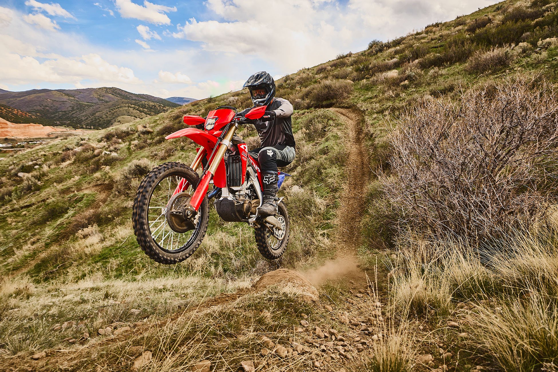 CRF450X_Action_MY27_10976_rt_medres.jpg