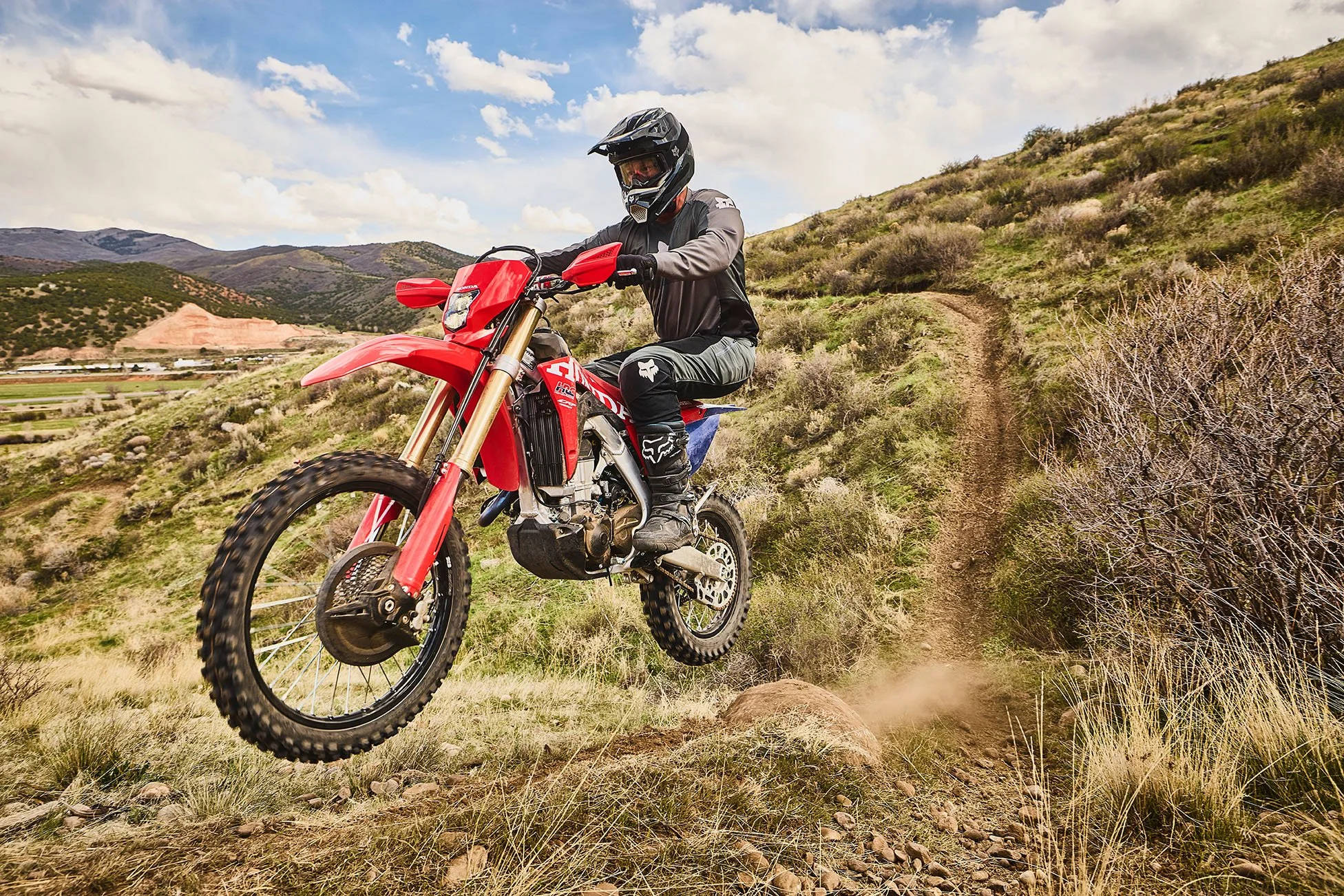 CRF450X_Action_MY27_10981_rt_medres.jpg