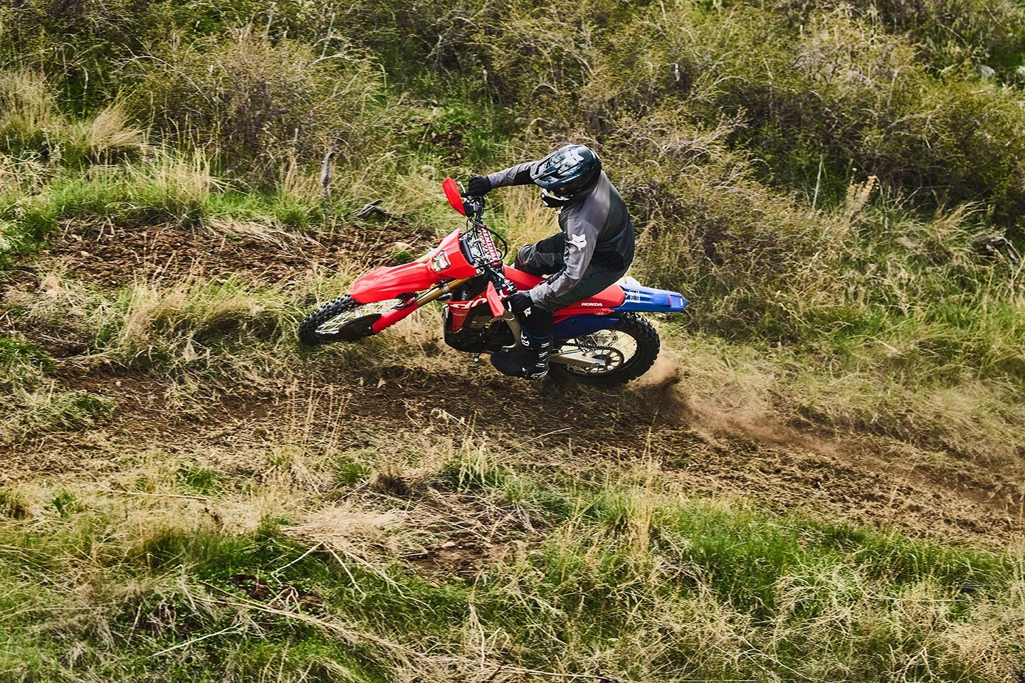 CRF450X_Action_MY27_14460_rt_medres.jpg