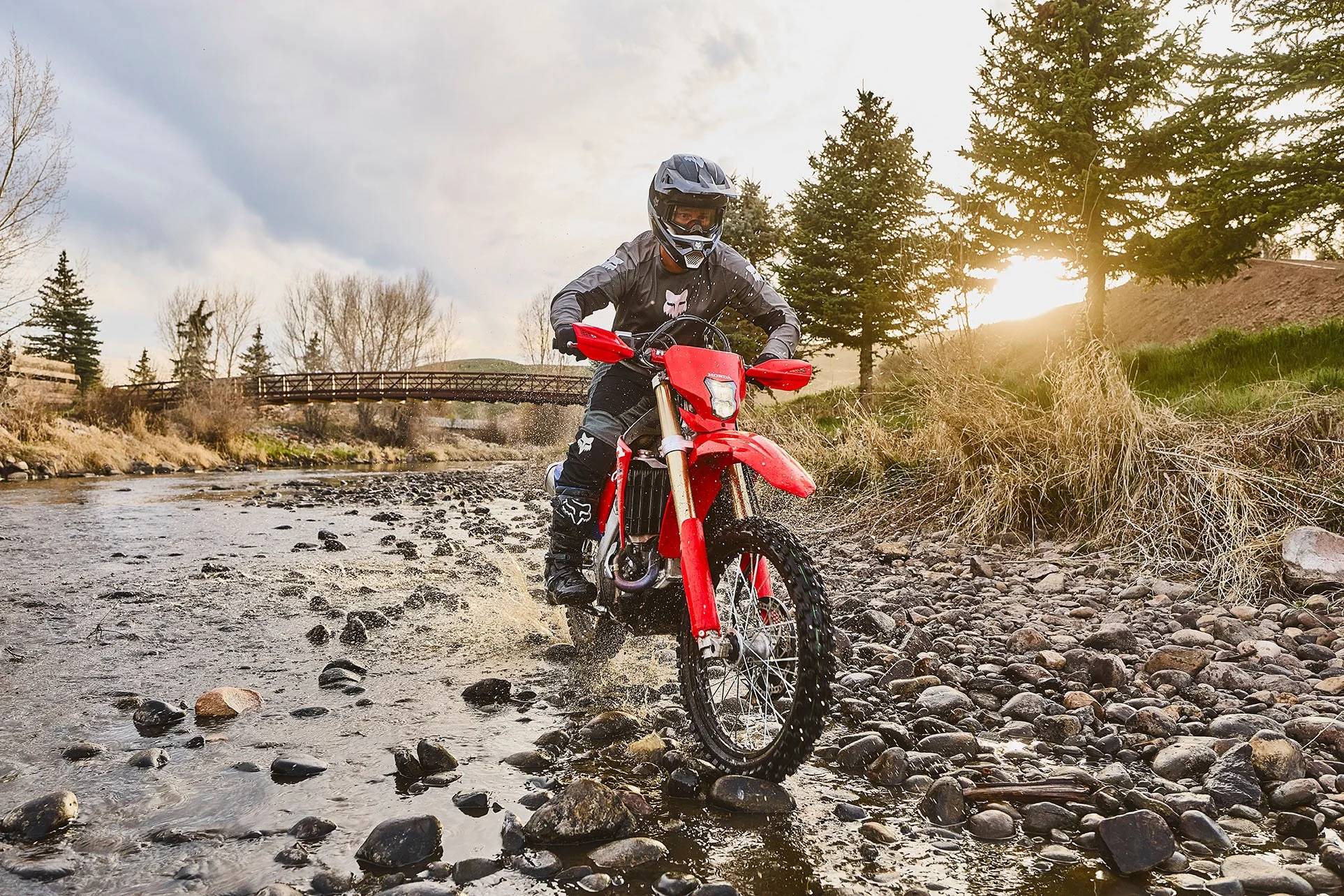 CRF450X_Action_MY27_15542_rt_medres.jpg