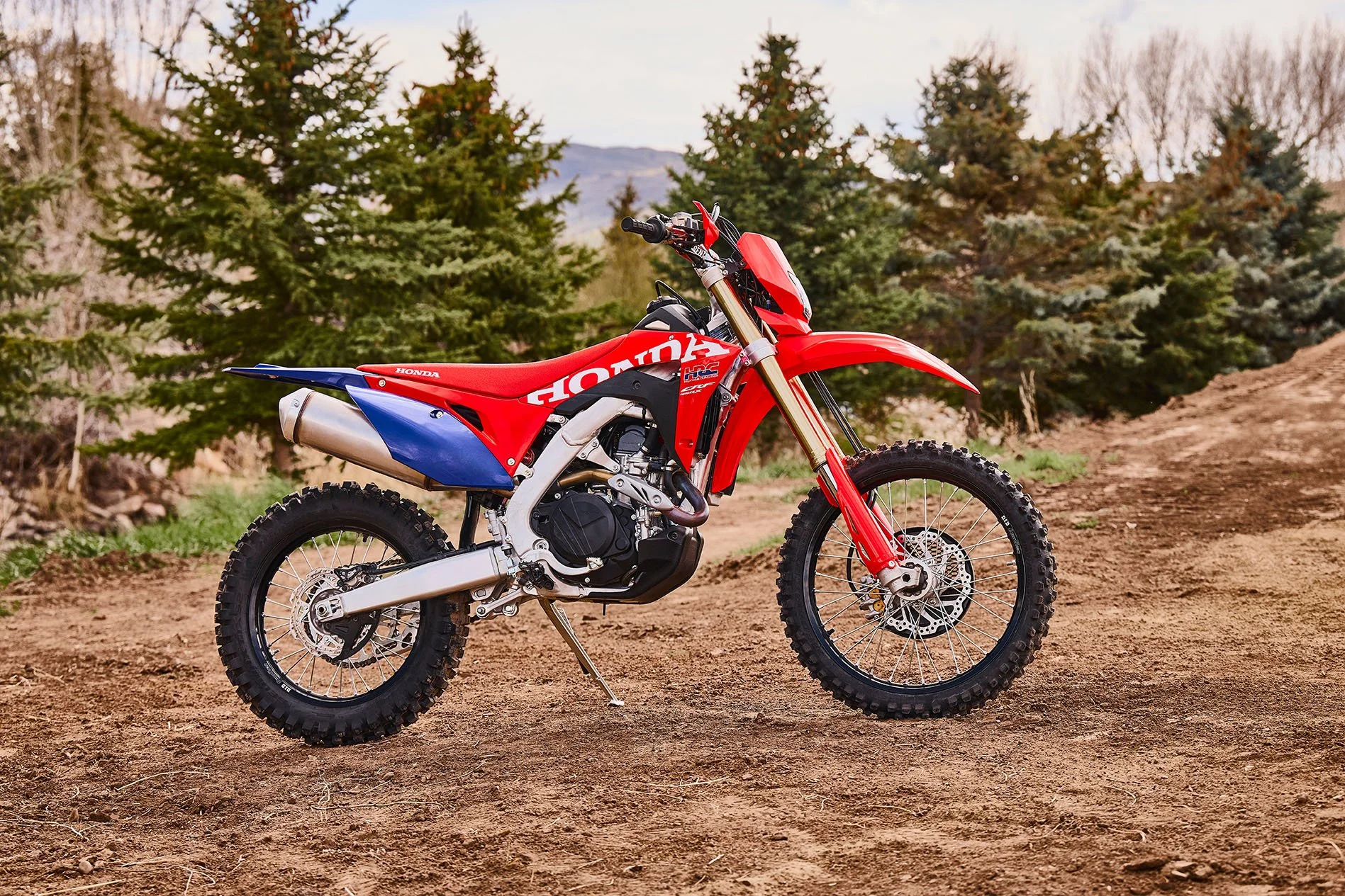 CRF450X_Beauty_MY27_24336_rt_medres.jpg