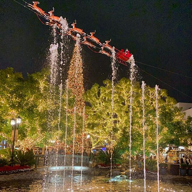 Musical fountain, sparkling lights and Santa? It&rsquo;s the most wonderful time of the year! #merrychristmas #santa