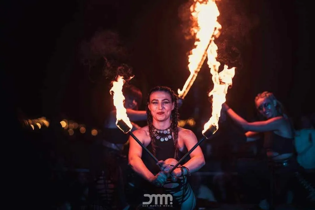 Earth Frequency 🎶💕
@amazon__artcollective 🌹⚔️
.
.
@luna_wolf_performance @squishyrooo 
@dans_vpm 📸
.
.
@enchanted_movement lyco wands 🔥