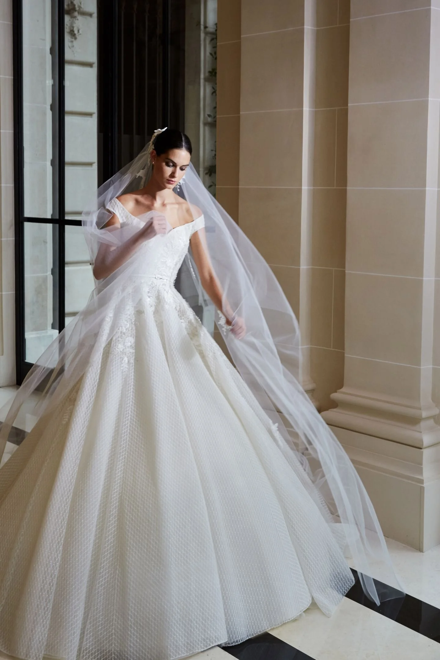 elie-saab-bridal-fall-19-9-a_1539593681.jpg